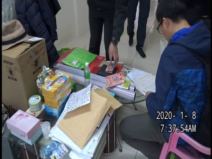 警方前往新竹市一名平地原住民幕僚住所，起出名冊等贓證物。（翻攝畫面）