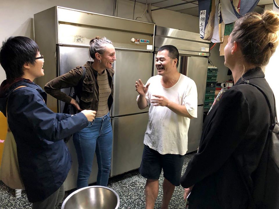 妮可（左二）來台拍片的主場景是一家清粥小菜店，長時間相處後與店主郭老闆（右二）發展出像家人般的感情。（翻攝自紀實影音粉絲專頁）
