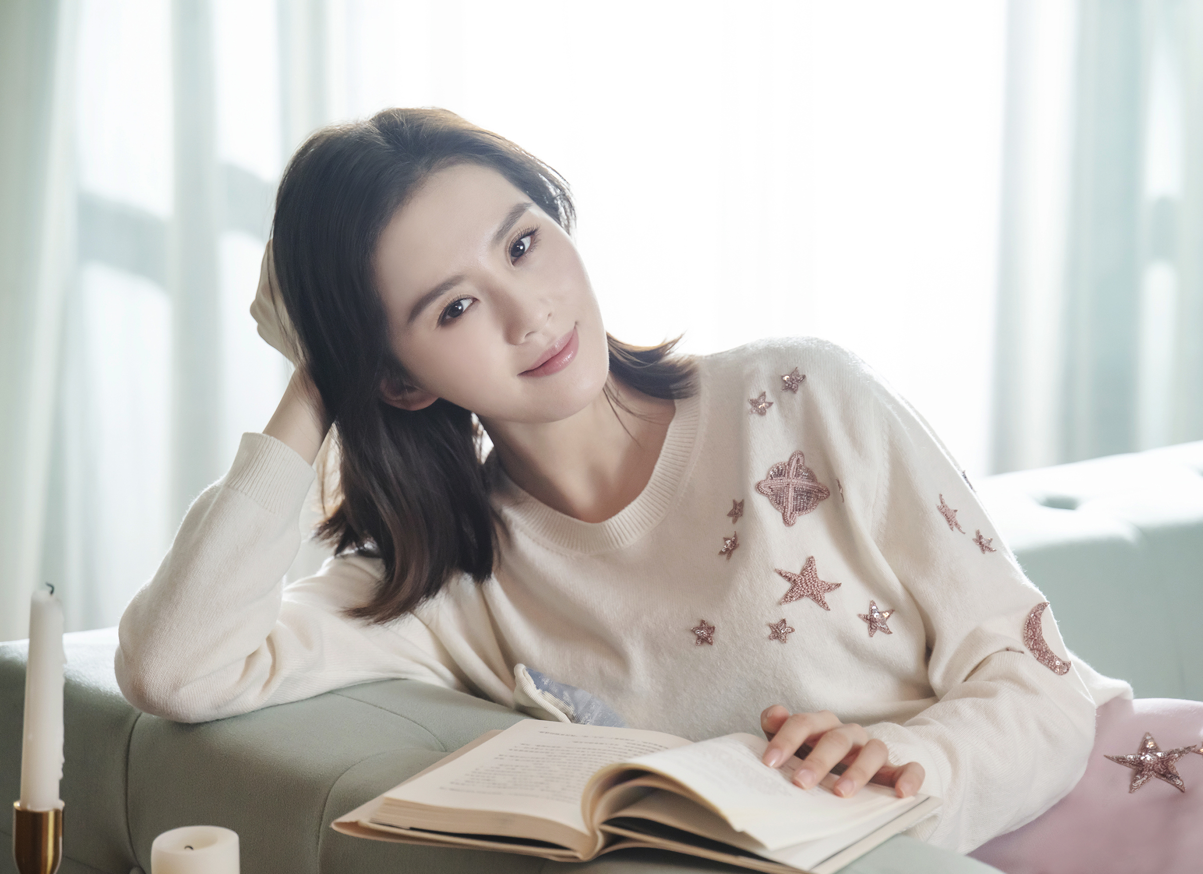 劉詩詩演繹VALENTINO 中國農曆新年限定系列。亮片刺繡針織衫NT$59,000（VALENTINO提供）