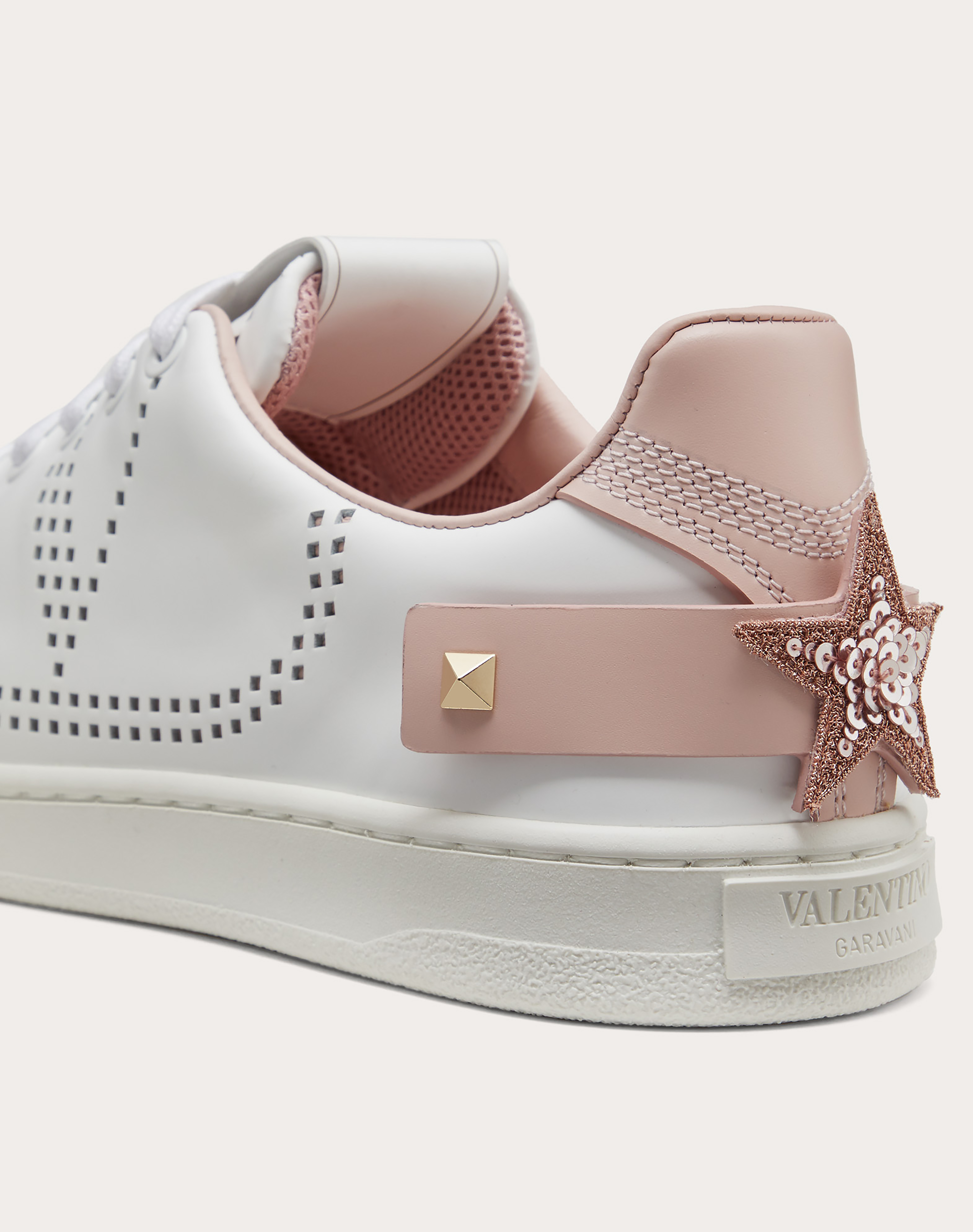 鉚釘亮片星星裝飾Backnet球鞋。NT$25,000（VALENTINO提供）