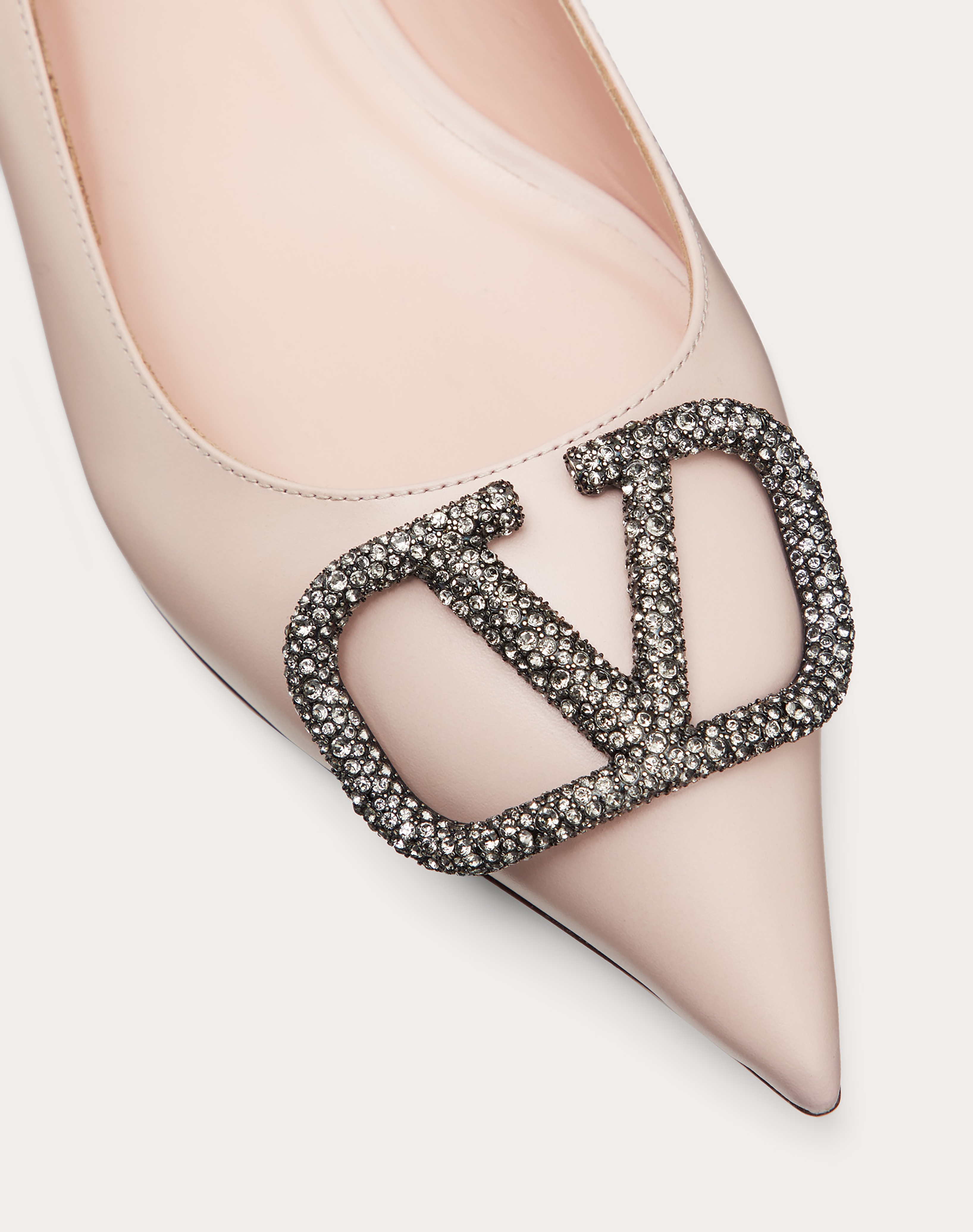 VLOGO貓跟鞋。NT$43,600（VALENTINO提供）