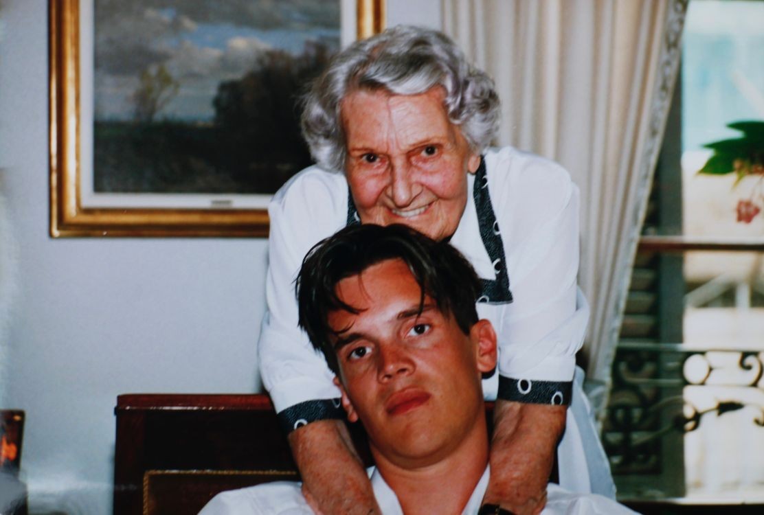 史蒂芬瑞道瑟（前）與祖母（後）感情甚篤，紀錄片《我的成長G事》也呈現這段祖孫情。（金馬執委會提供）