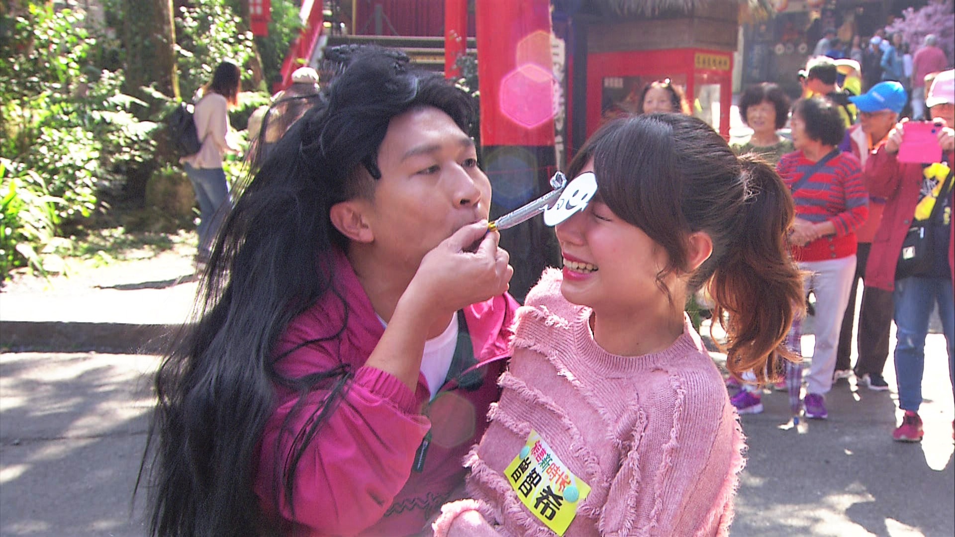 張立東（左）玩遊戲，將口水狂噴在曾智希（右）臉上。（圖／民視提供）