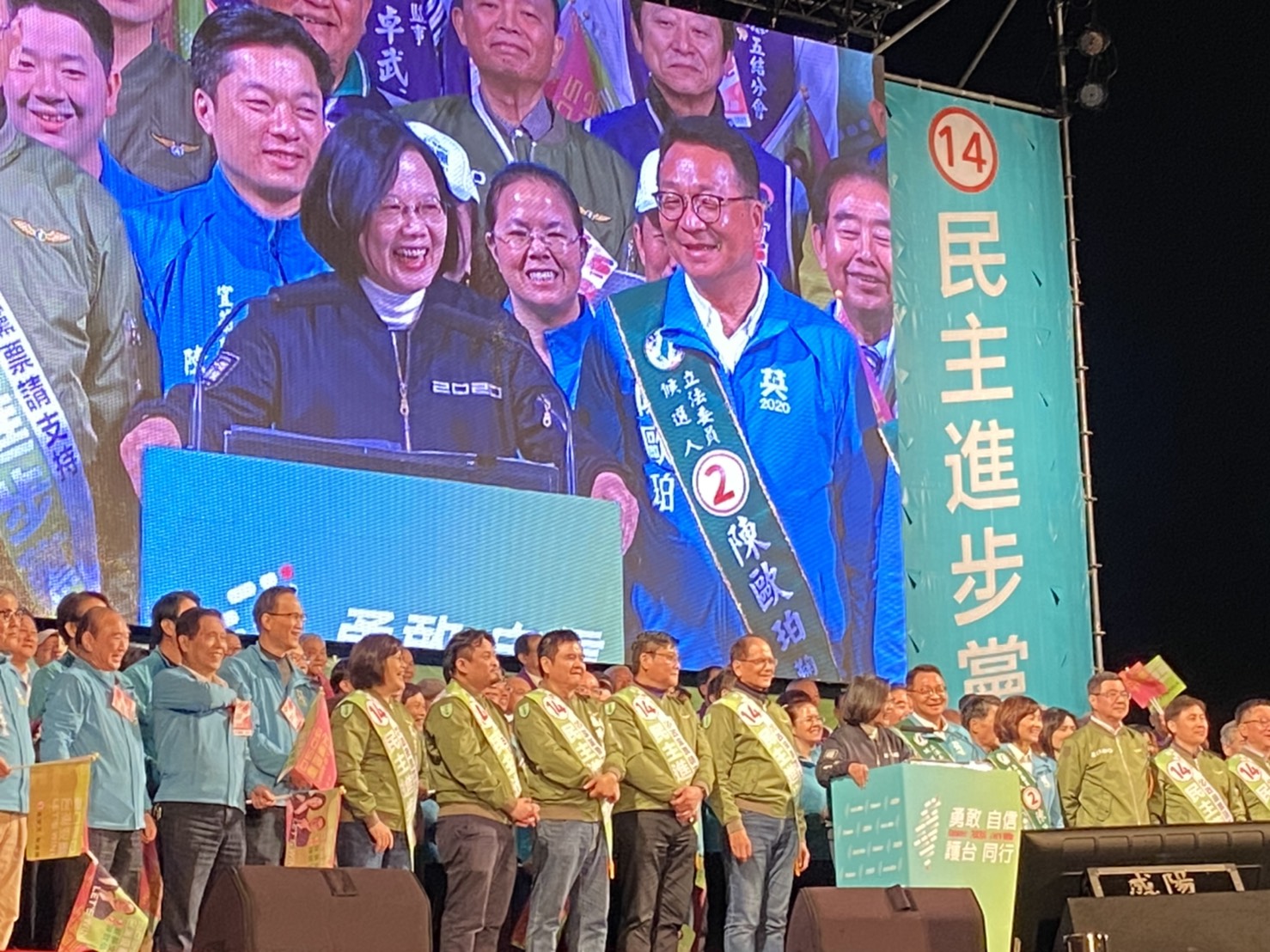 總統蔡英文今晚在宜蘭造勢，呼籲選民一定要回家、拉票、投票。