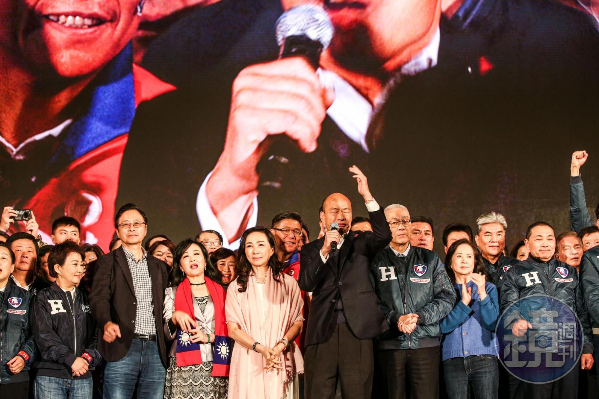 韓國瑜昨晚在凱道辦造勢活動，和盧秀燕、侯友宜和李佳芬同框重現2018年畫面。