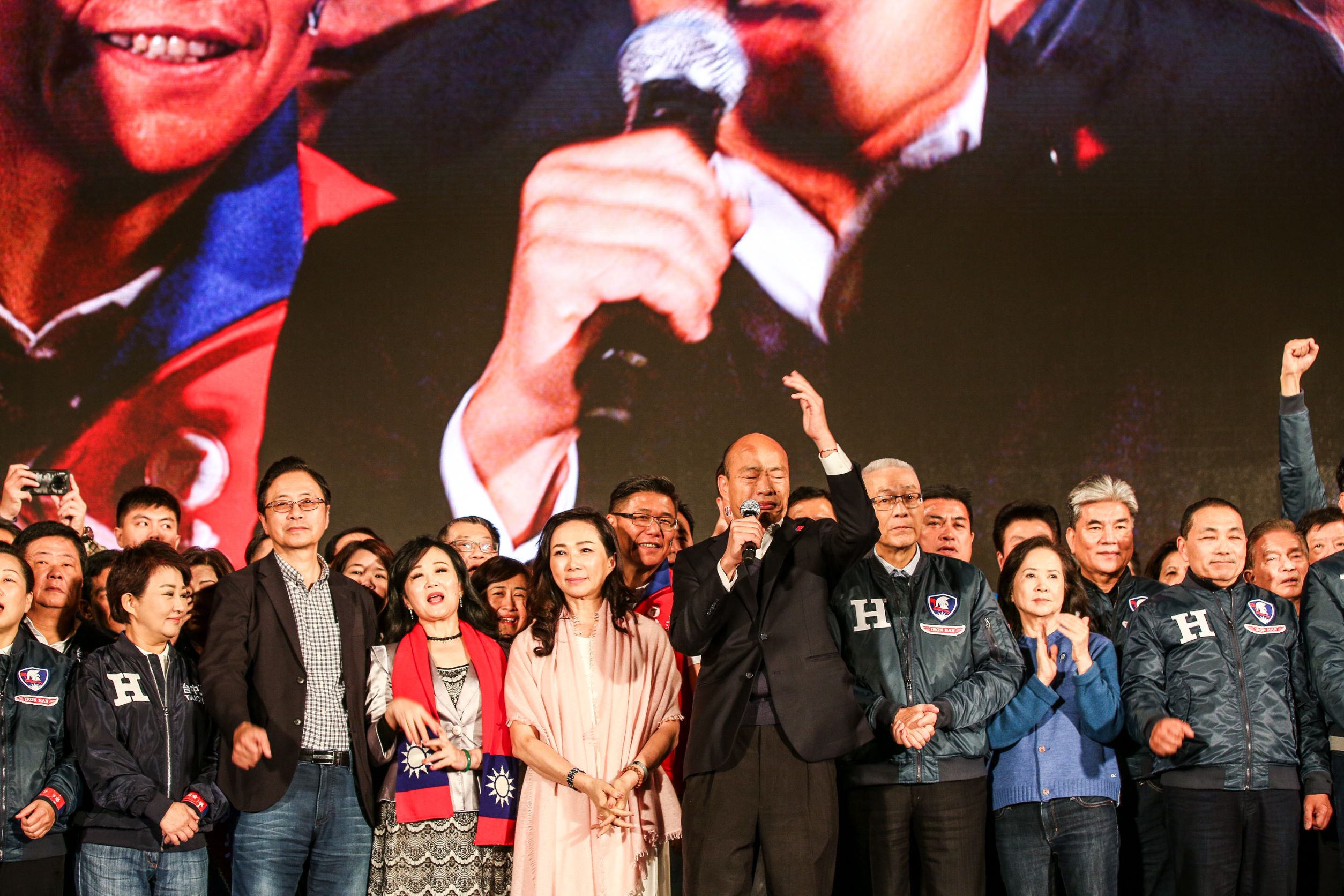 韓國瑜昨晚在凱道辦造勢活動,和盧秀燕、侯友宜和李佳芬同框重現2018年畫面。