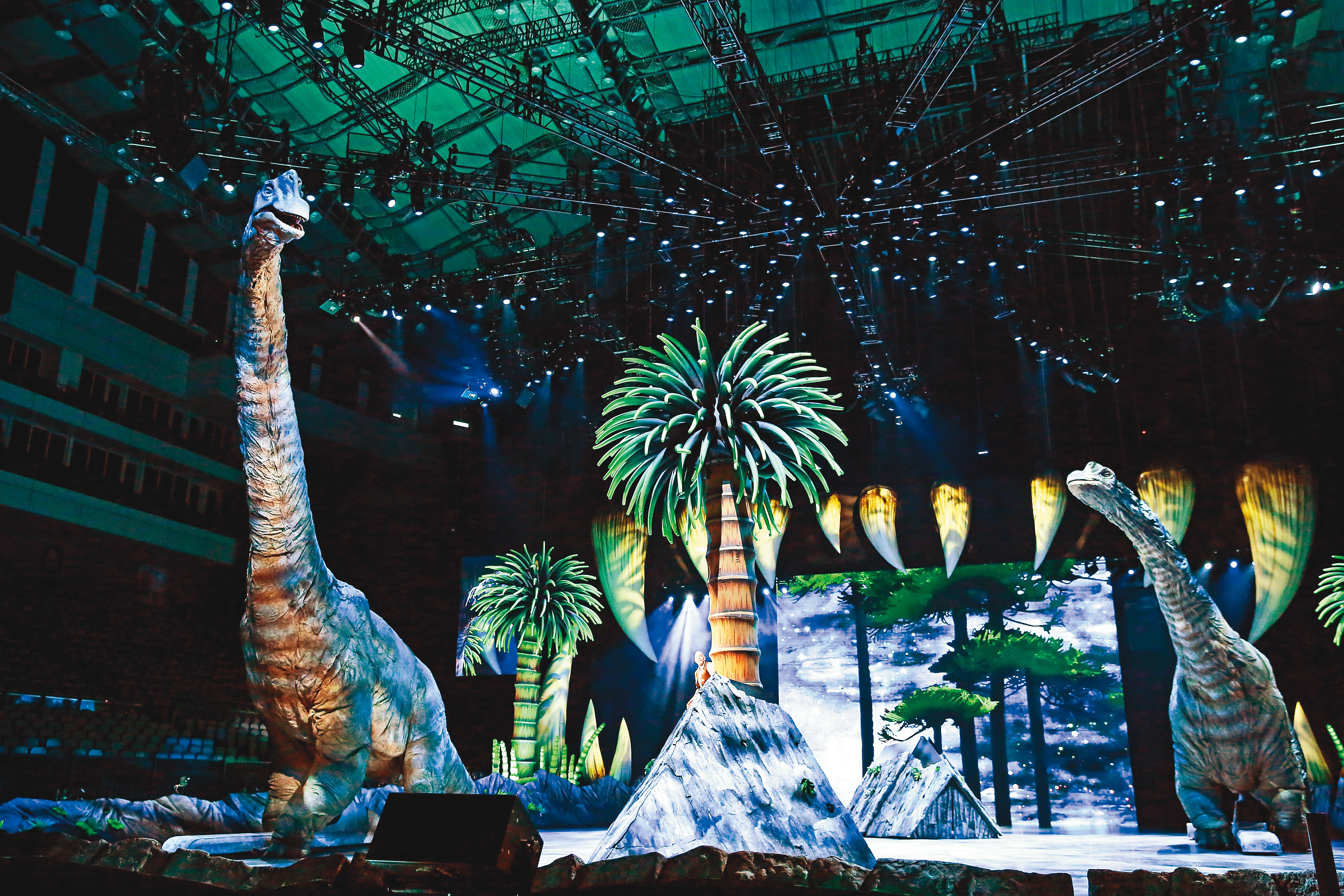 《與恐龍共舞》實境秀製作精細，平均單隻恐龍造價約百萬美元。