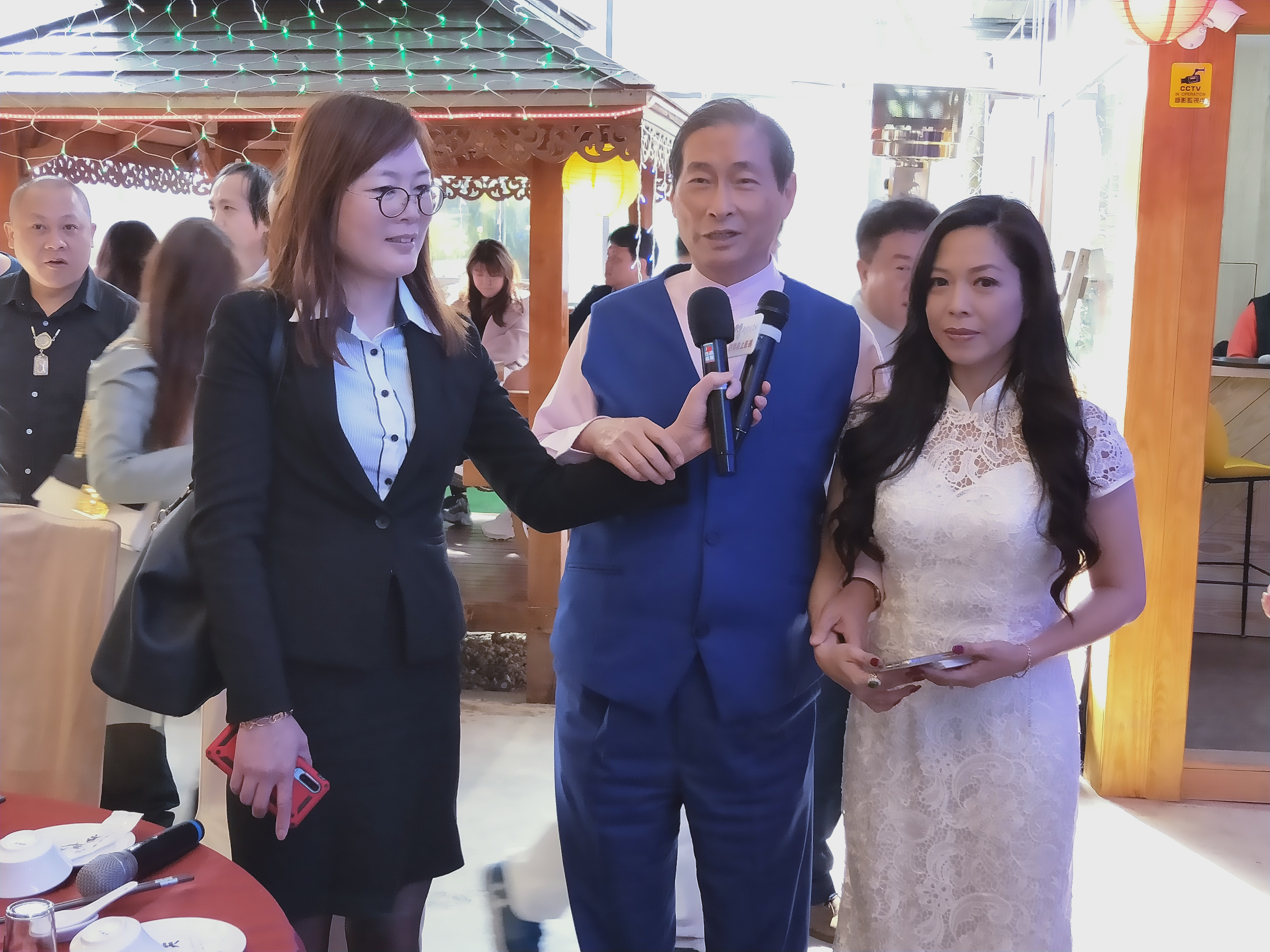 張安樂也到開幕現場，恭賀盧靚等藝人合資的餐廳開幕。