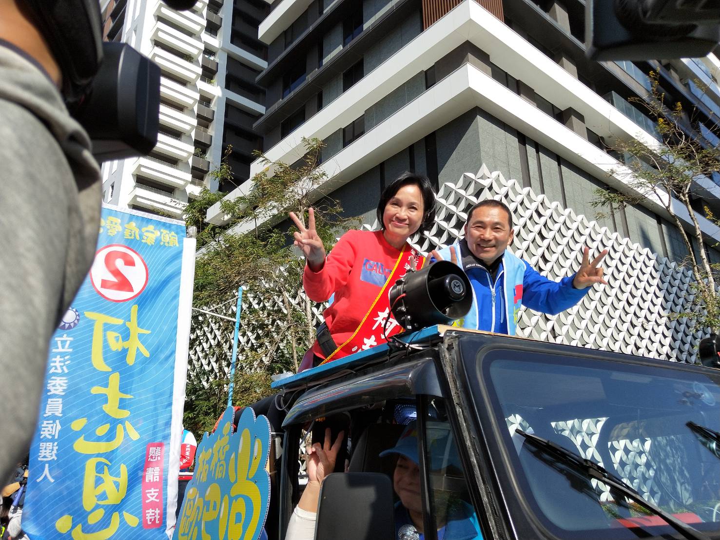 侯友宜盡力輔選柯志恩，陪同柯掃街拜票。（翻攝畫面）