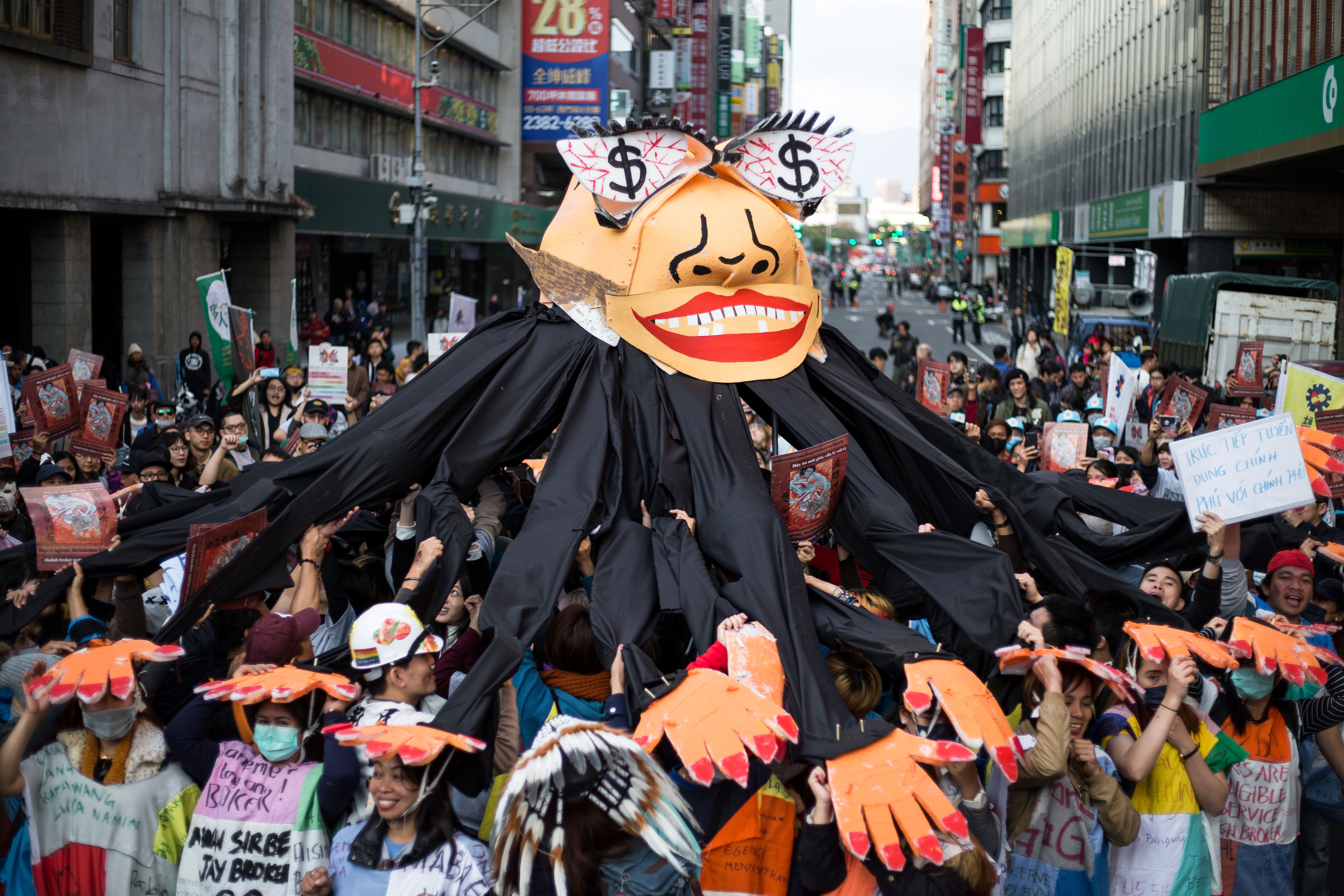 2019年12月8日下午，上千名外籍移工上街，呼籲廢除私人仲介制度，要求政府對政府直接聘僱。