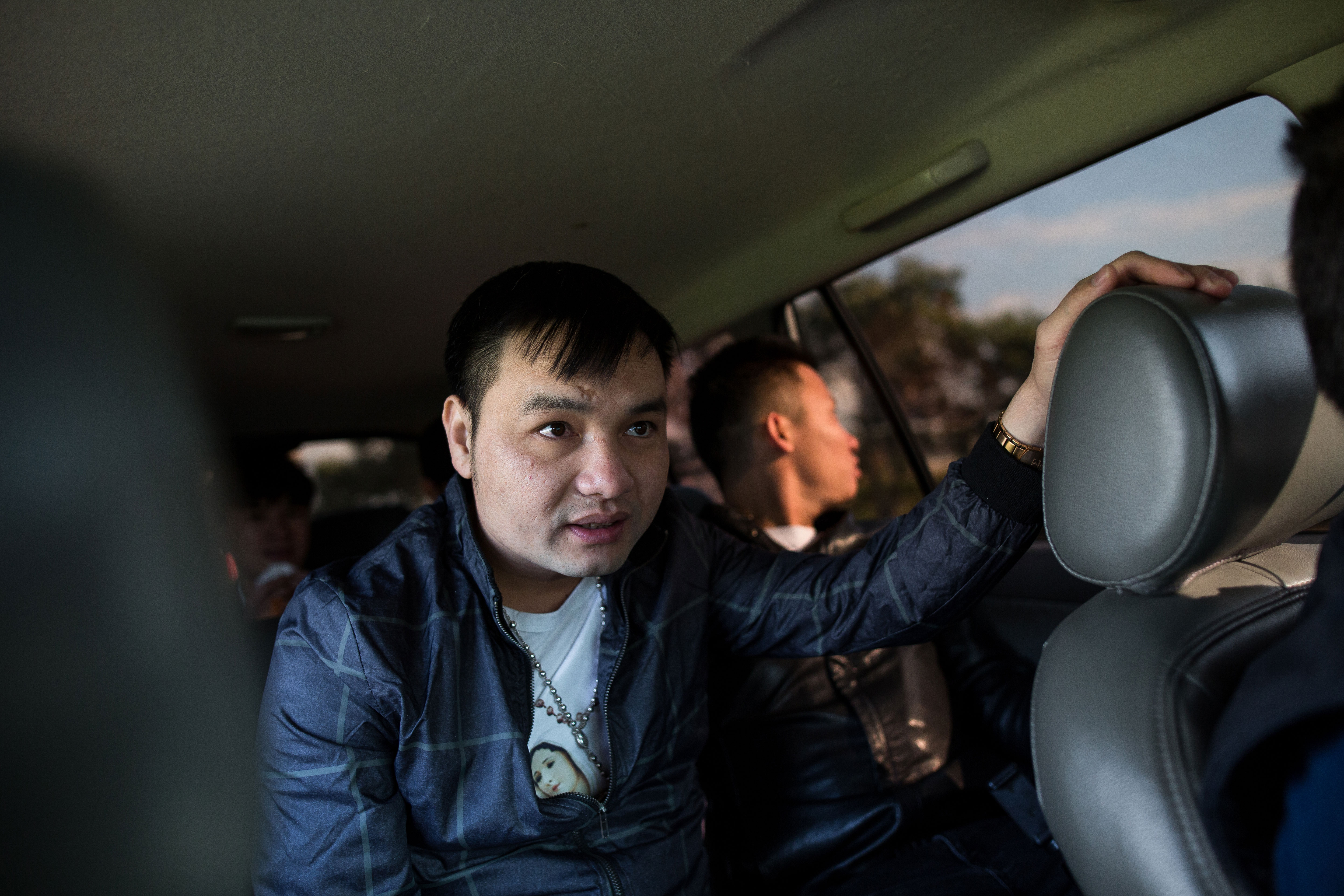 阿高和朋友準備搭車北上，參加2年一度的移工大遊行。