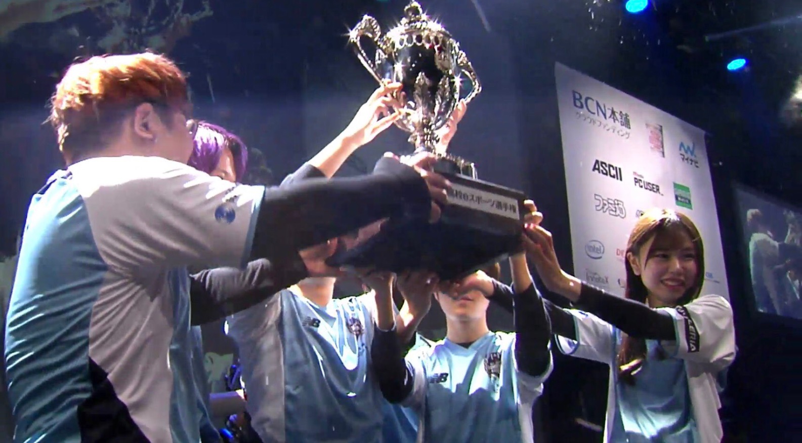 大友美有（右一）與隊友合力奪下日本高中電競錦標賽《英雄聯盟》賽事冠軍。（翻攝twitter：miyu00tomo）