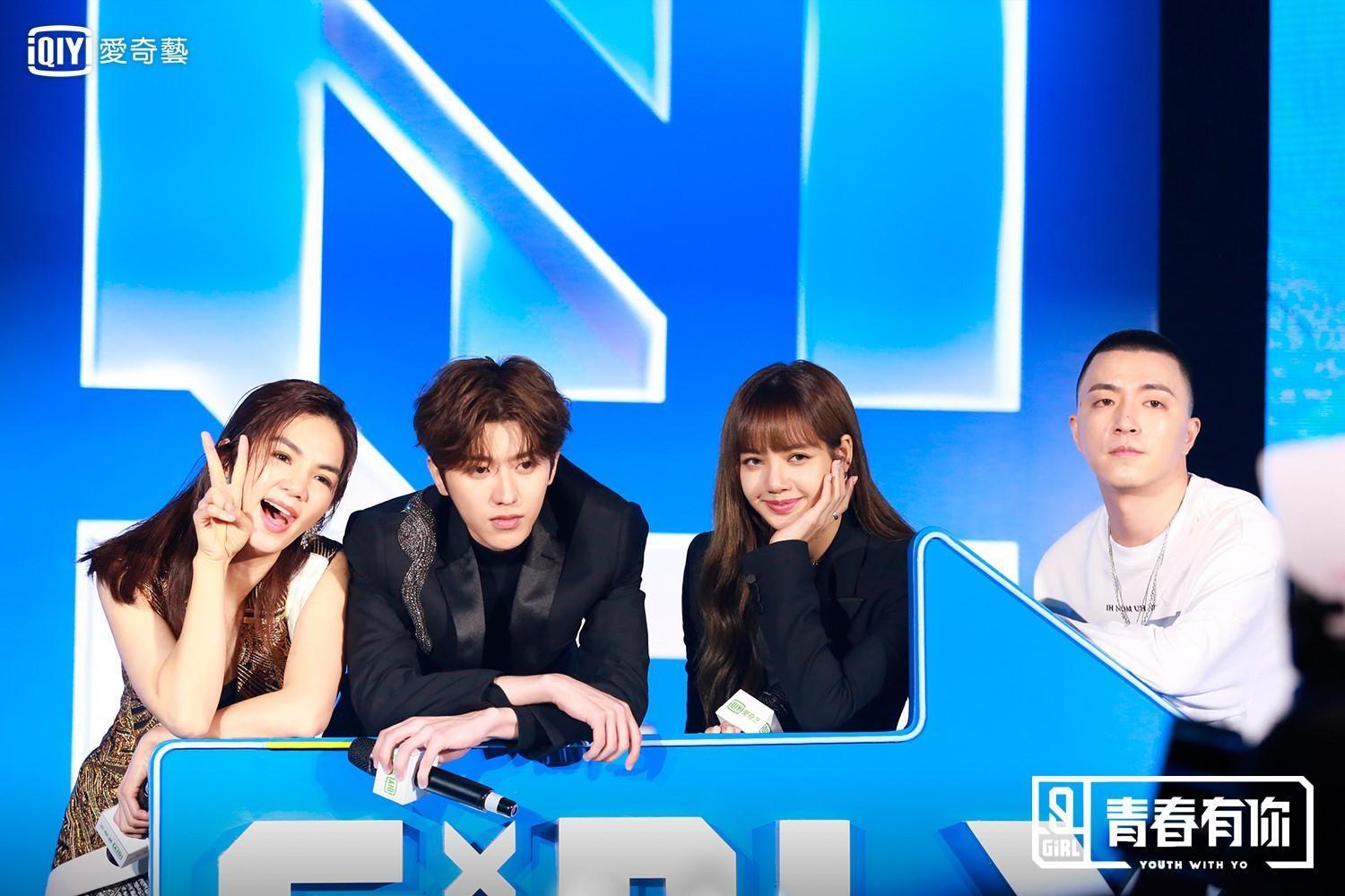 Ella、蔡徐坤、LISA、JONY J擔任《青春有你2》評審，組成「蔬菜沙拉」導師團。（愛奇藝台灣站提供）