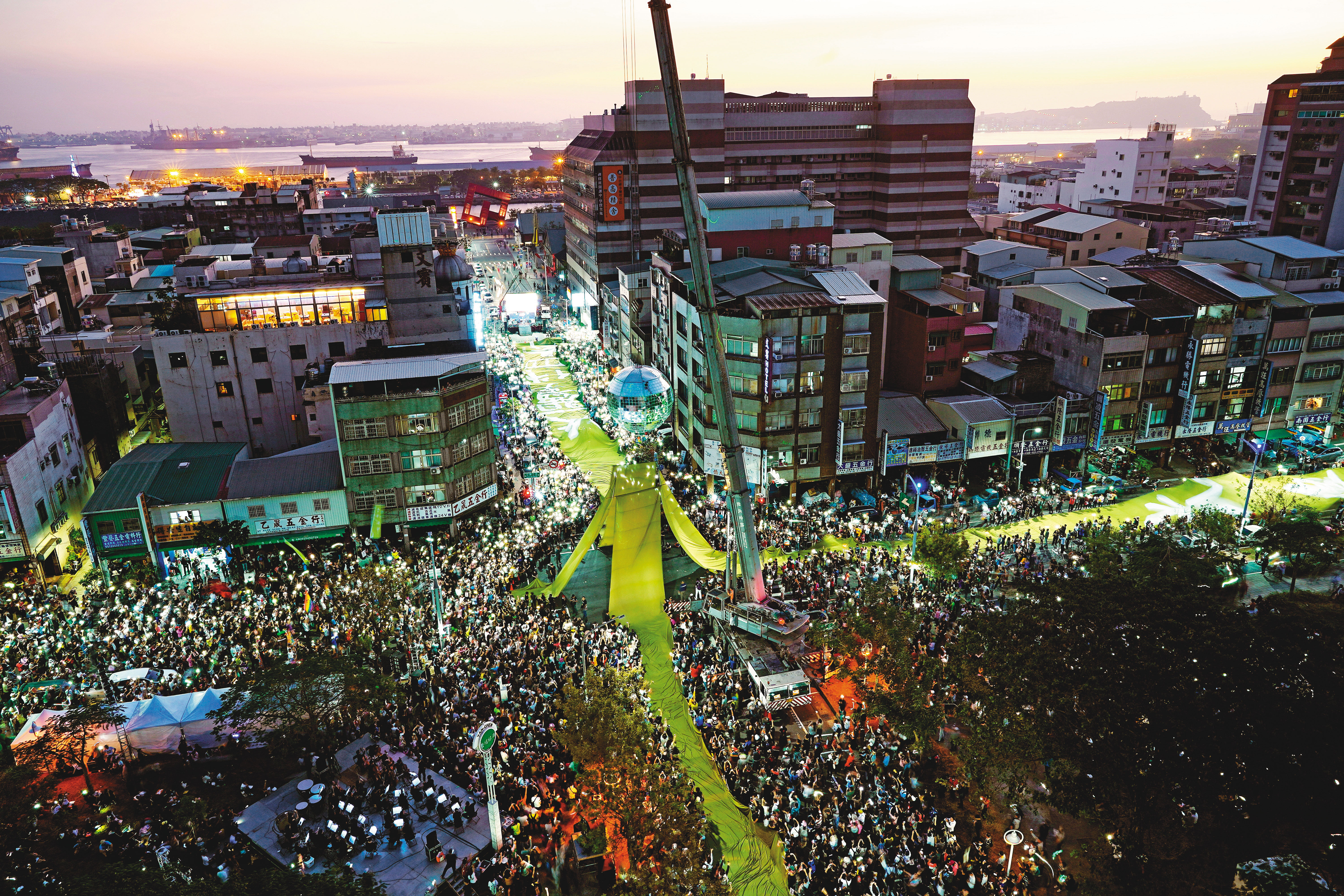 「wecare高雄」等公民團體去年底發動罷韓遊行，宣稱有50萬人參與。