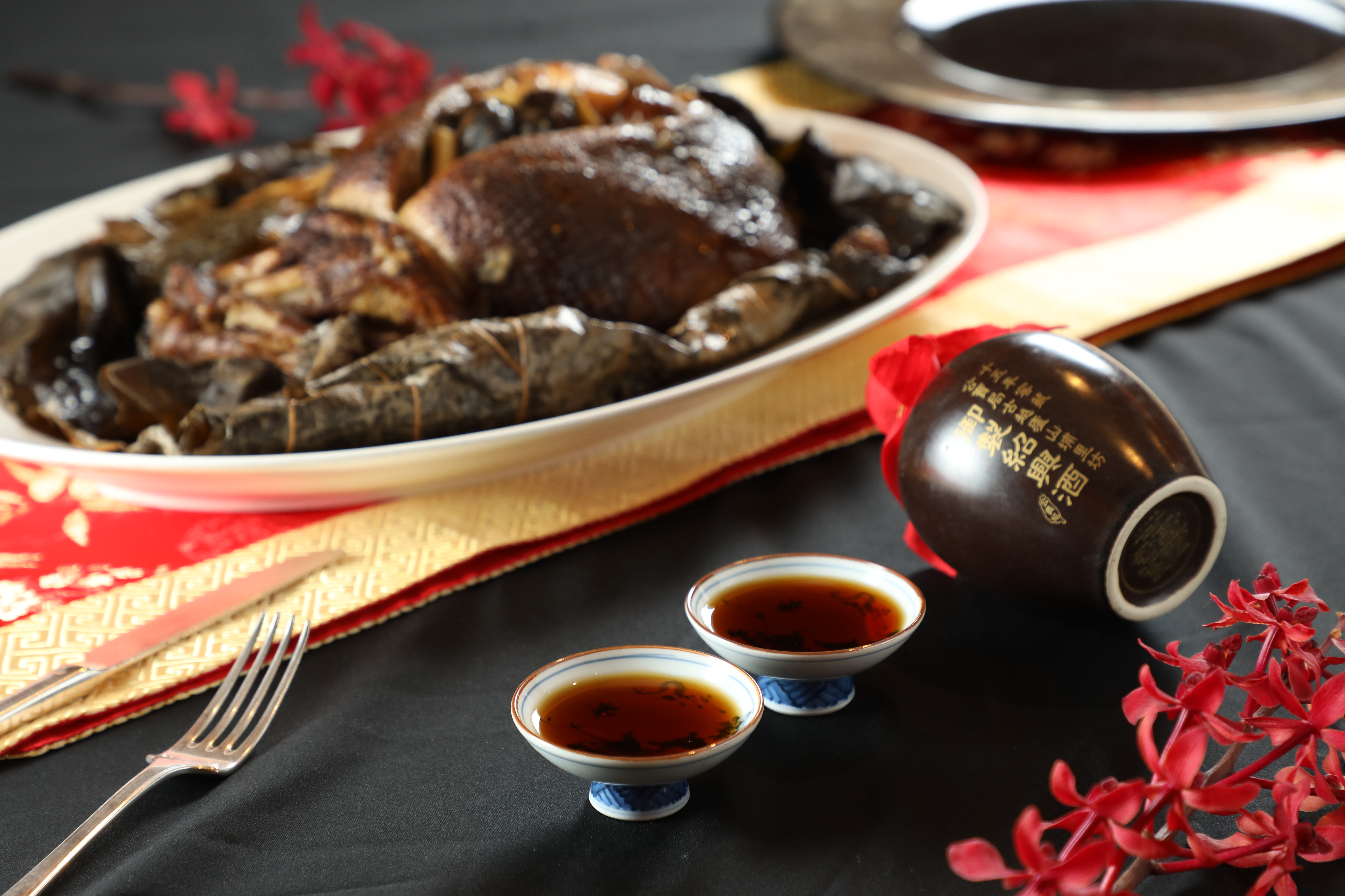 酒液厚實的「古越廬山埔里紹興酒15年窖藏御製紹興酒 」（600元／瓶）搭配「秘製爐烤八寶鴨」（2,680元／隻），整體醬香圓潤。