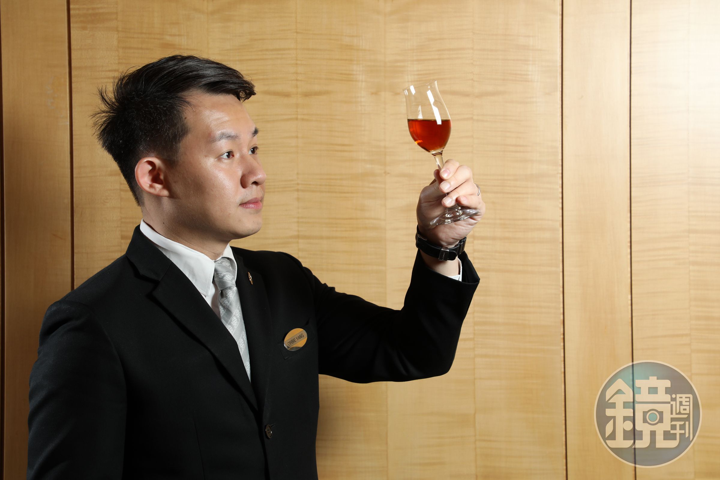 「台北西華飯店」侍酒師楊凱琅（Orbie）曾為多場星級主廚客座宴會擔任侍酒任務，餐酒搭配靈活多變。