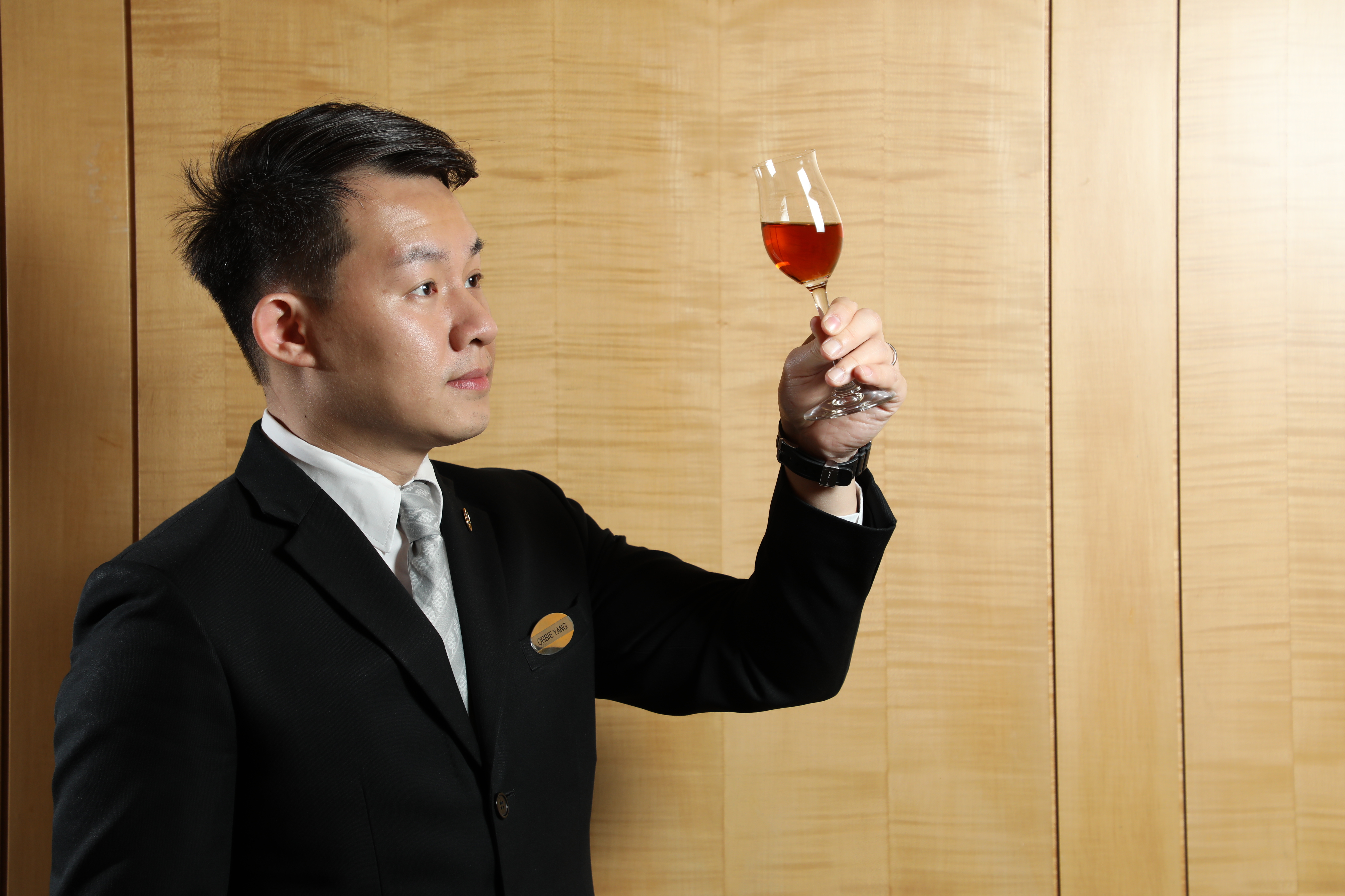 「台北西華飯店」侍酒師楊凱琅（Orbie）曾為多場星級主廚客座宴會擔任侍酒任務，餐酒搭配靈活多變。