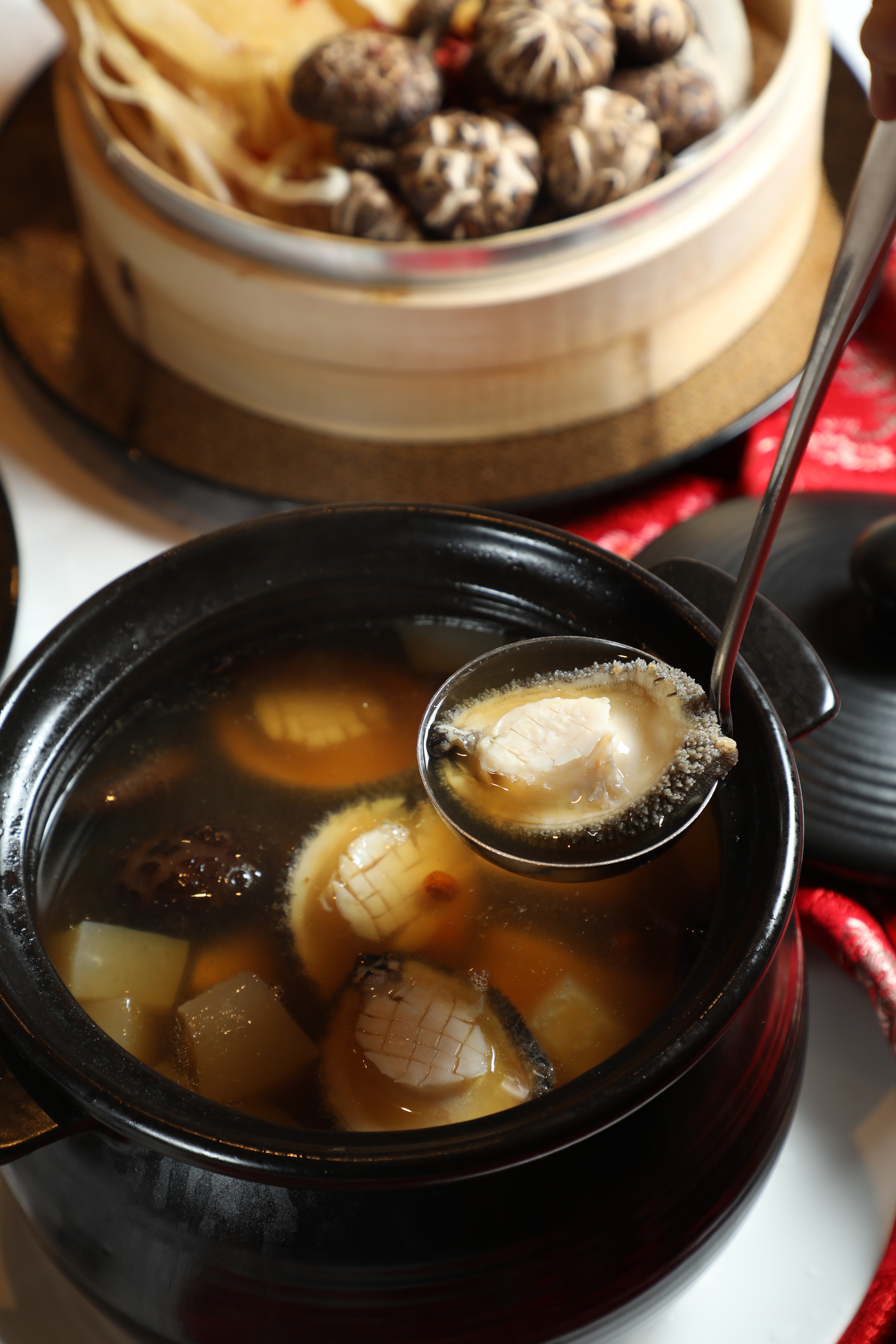 精燉八小時的「頂級花膠鮑魚佛跳牆」，湯汁鮮醇黏嘴。（3,688元／份）