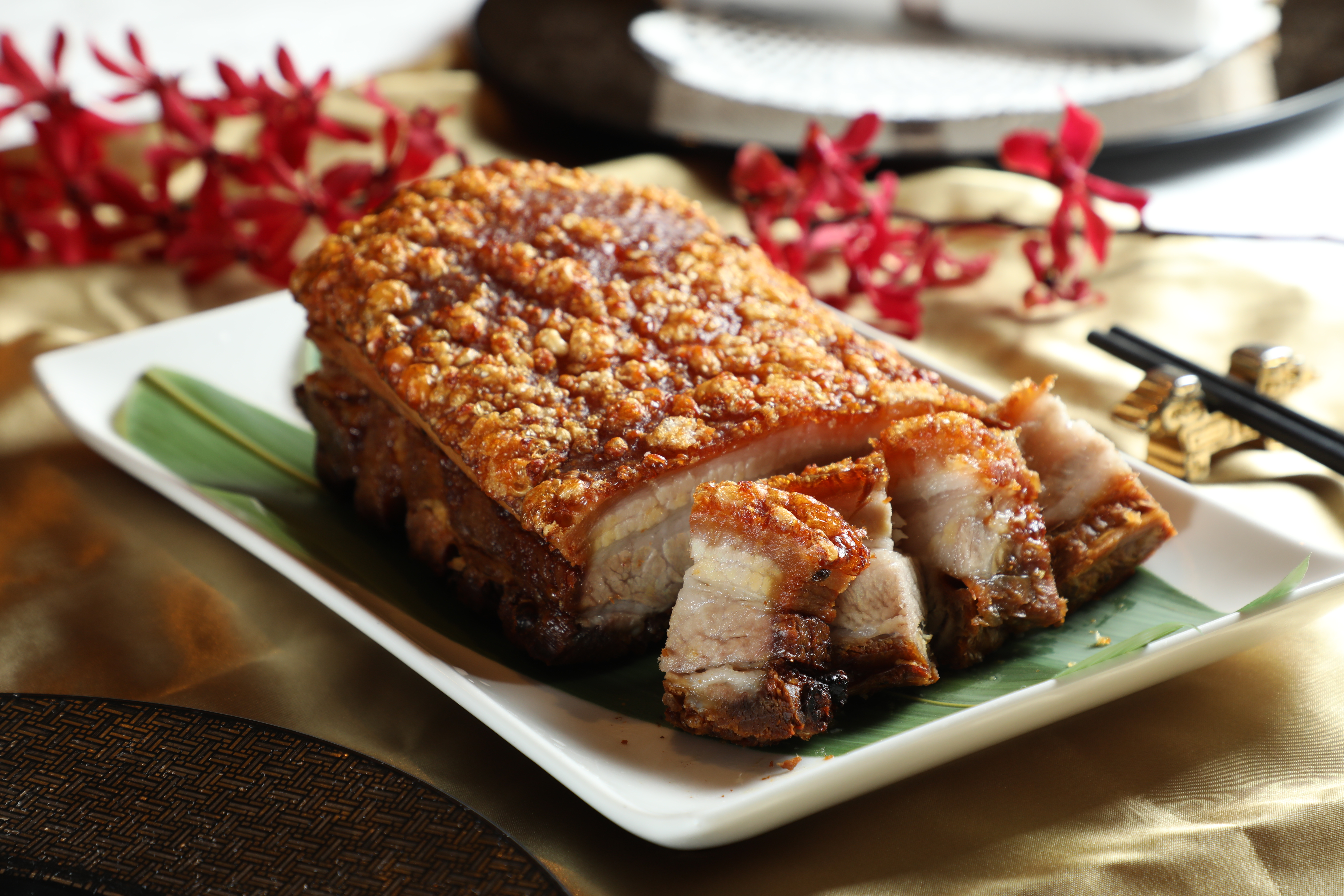 南洋風味的「脆皮爐烤豬腹肉」外酥內肥嫩。（880元／份）