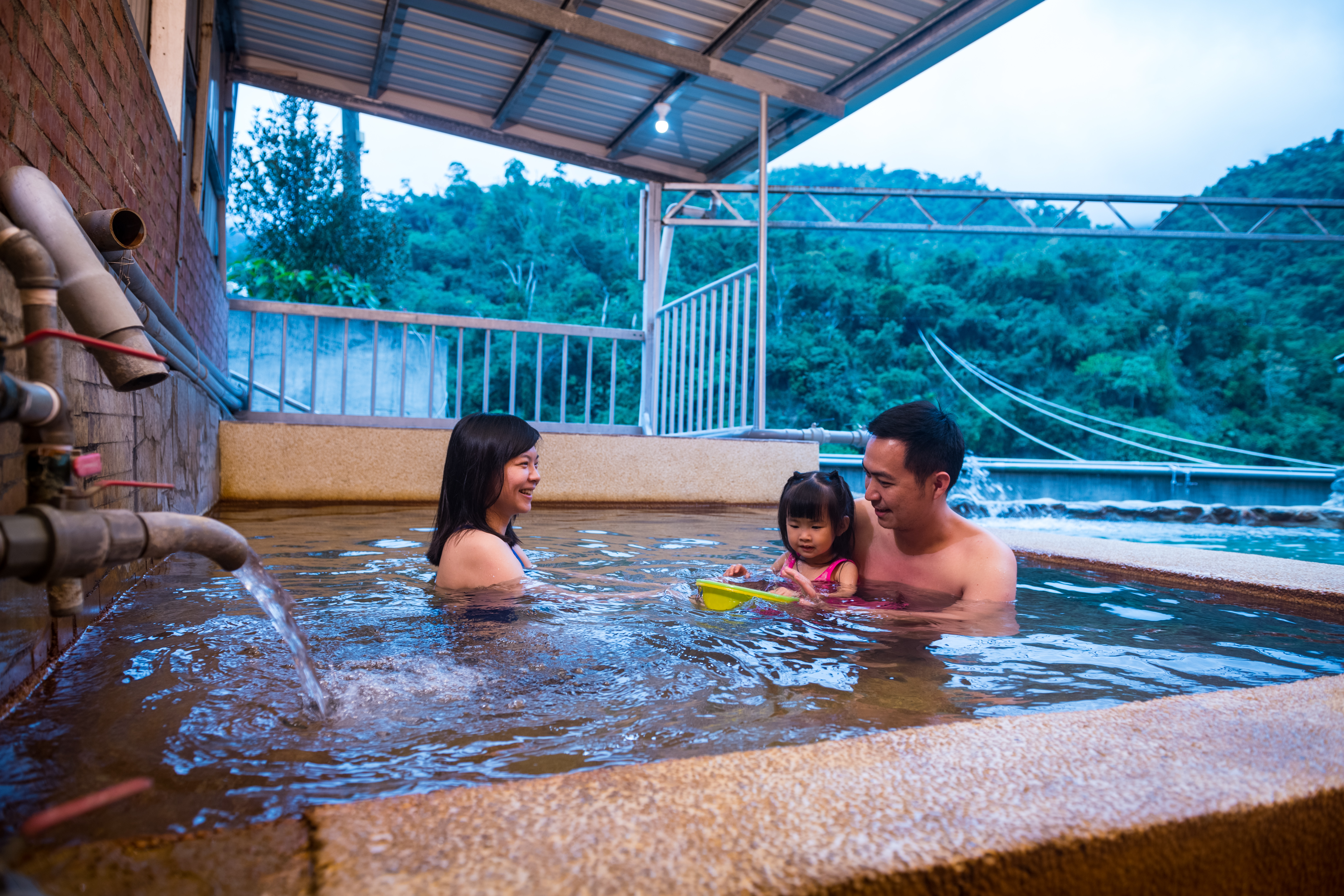 玉明宮的露天溫泉湯池，才剛經過整修，乾淨寬敞。
