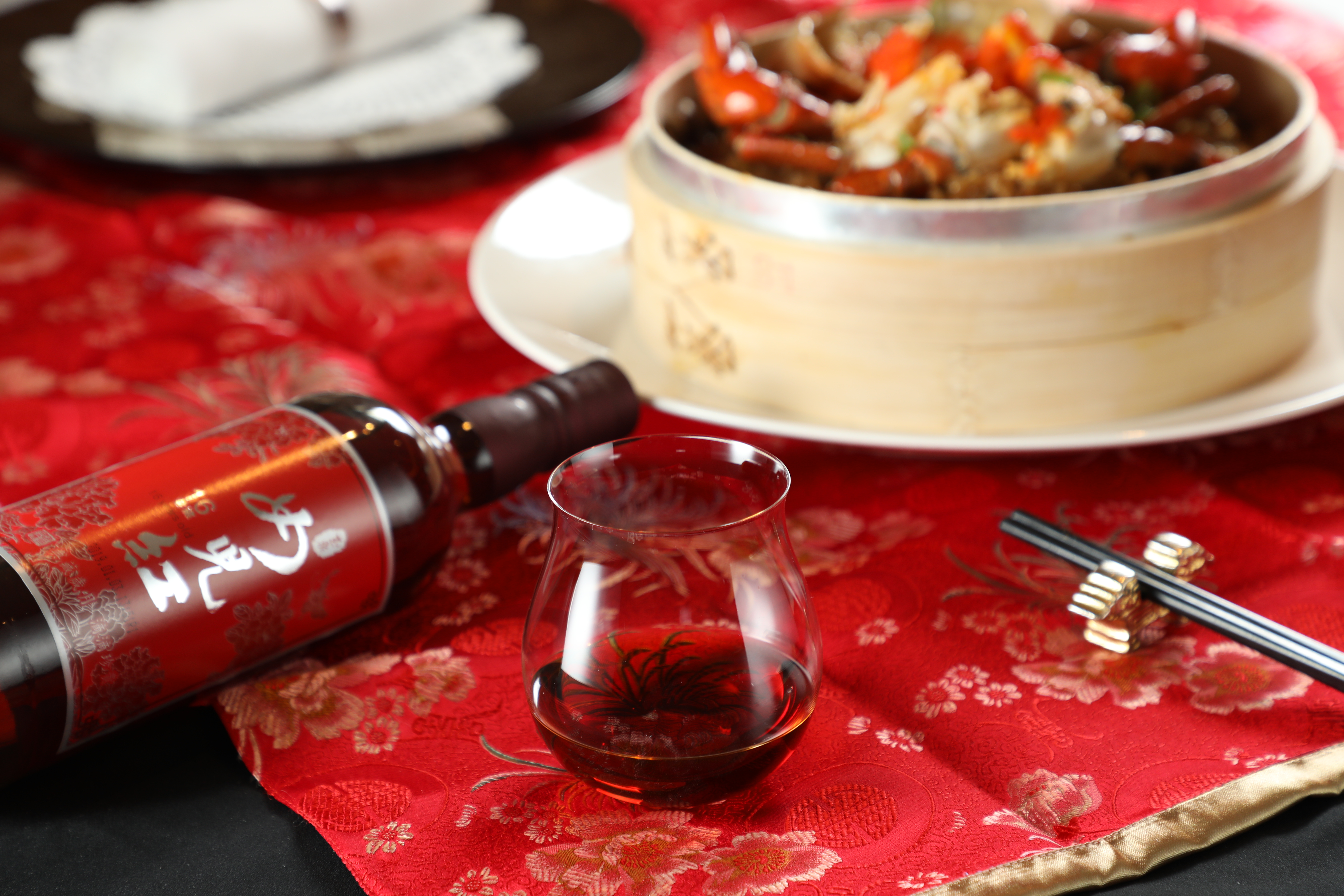 帶有甜米糕滋味般的「玉泉窖藏16年女兒紅」（450元／份）和「紅蟳臘味糯米飯」（1,680元／份）的糯米甜味相乘，這一對組合香甜奔放。