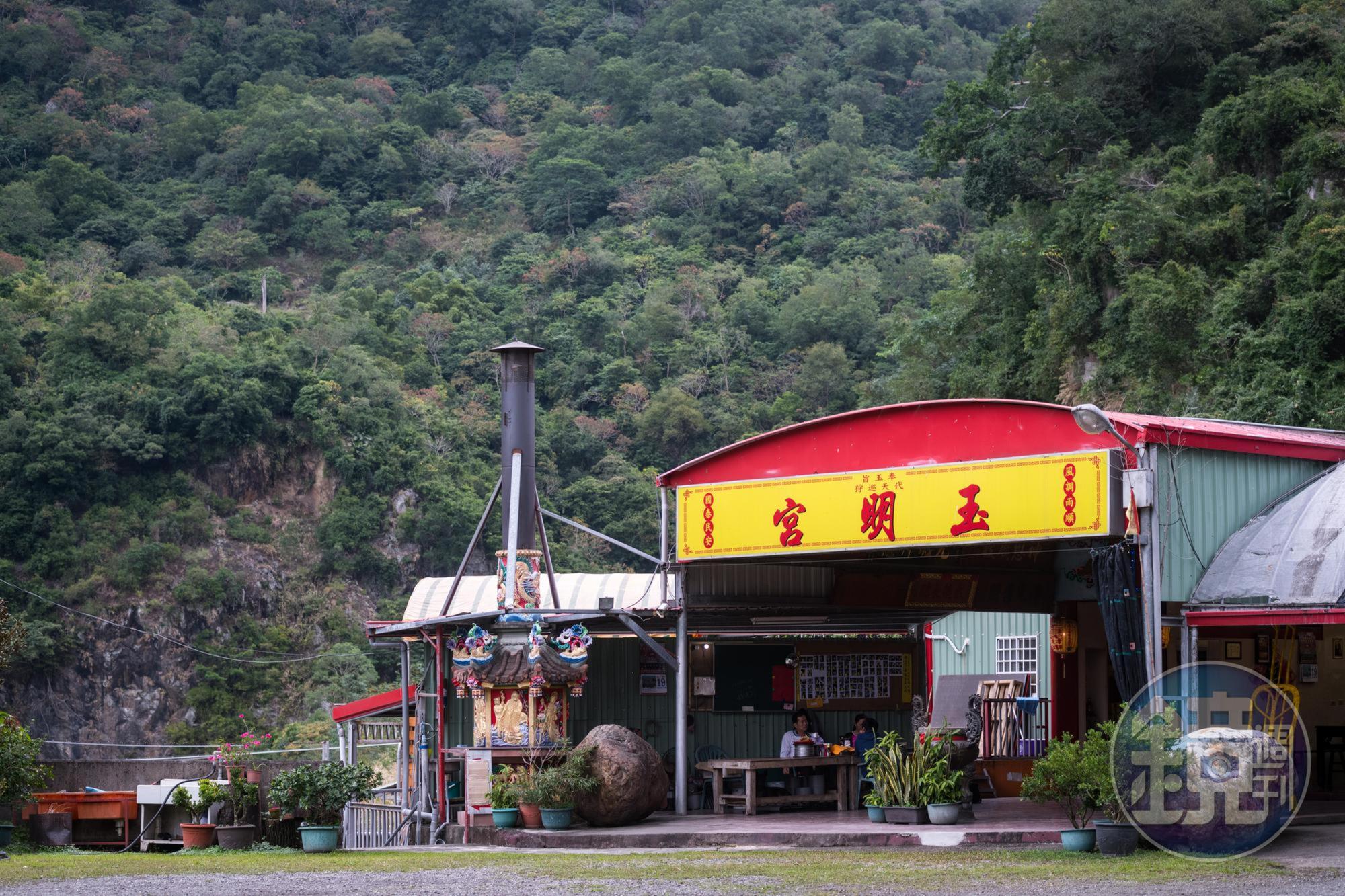 隱藏在溪水旁的宮廟。玉明宮外觀樸實，在大自然懷抱中。