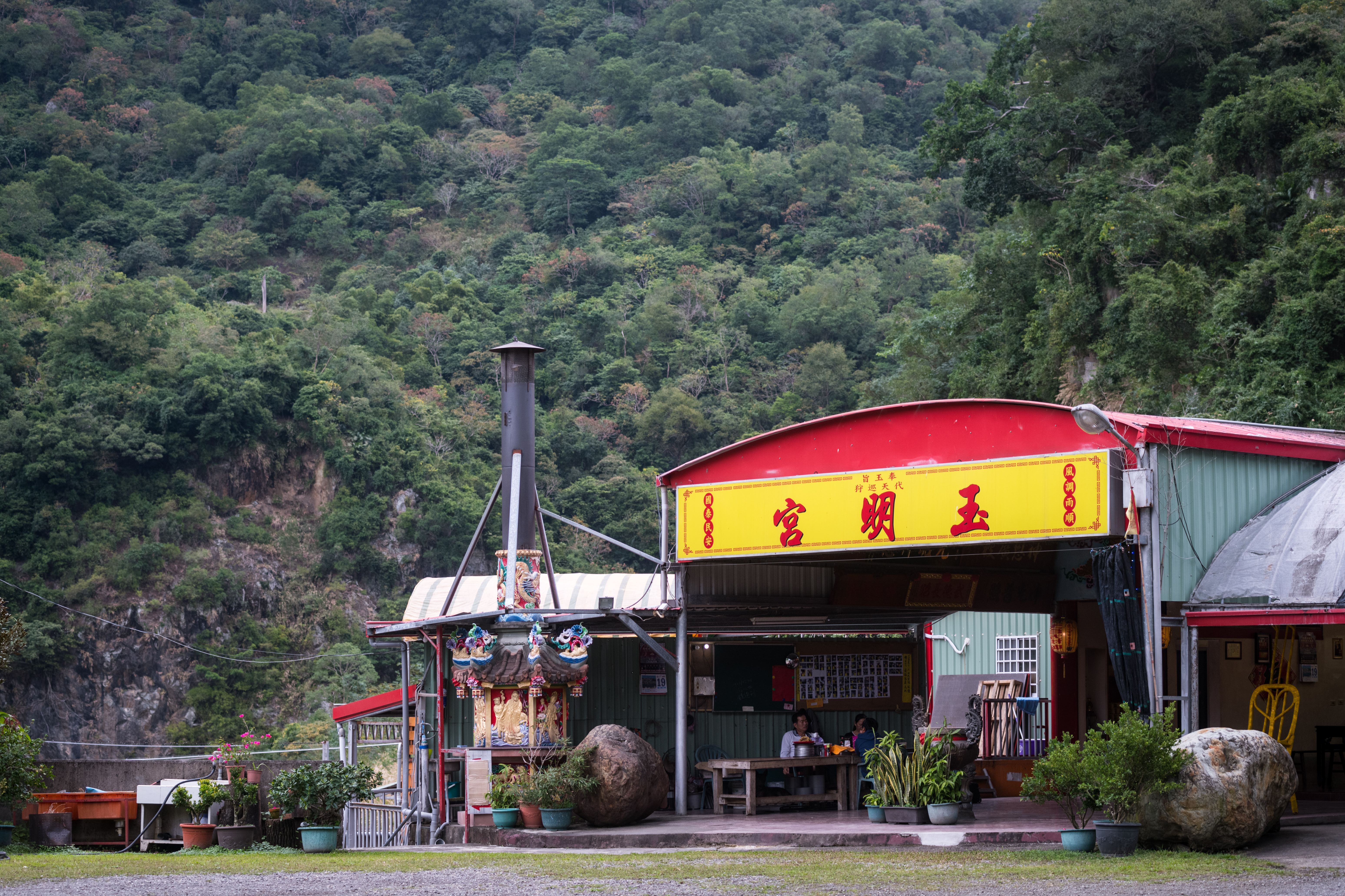 隱藏在溪水旁的宮廟。玉明宮外觀樸實，在大自然懷抱中。