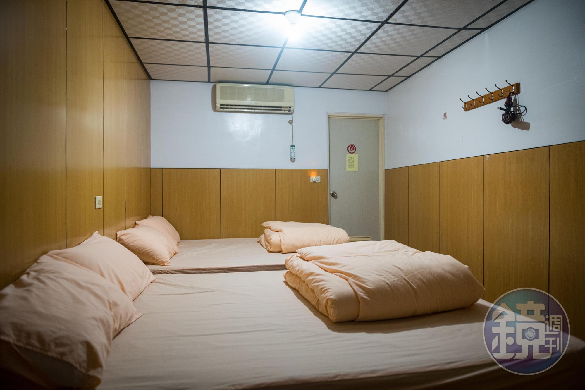 簡單卻乾淨的禪房共有3間，4人房住一晚收1,500元。