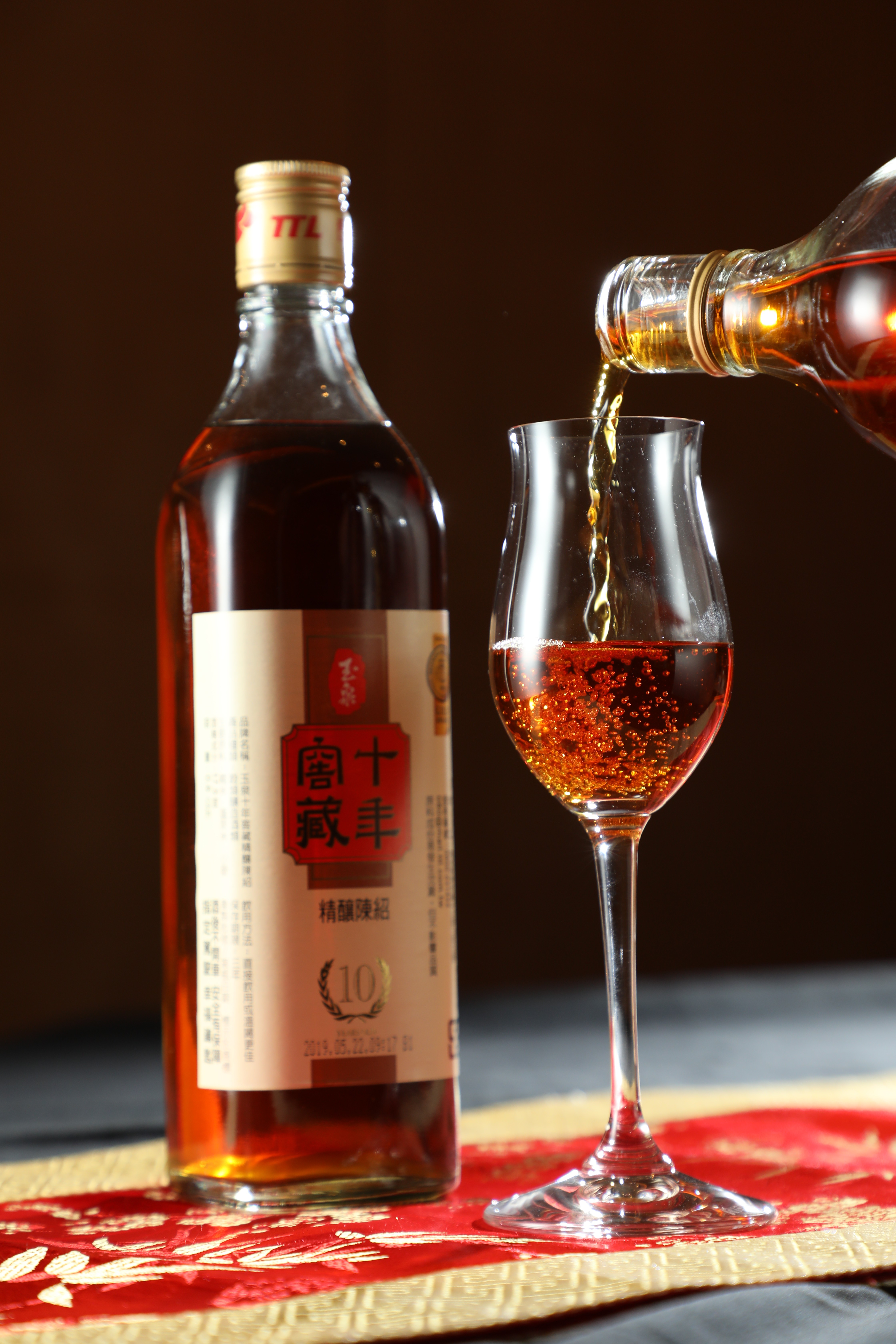 微酸的「玉泉十年窖藏精釀陳紹」包覆鹹香的焗龍蝦，酒菜重量齊驅，香氣更顯豐富（1,600元／瓶）