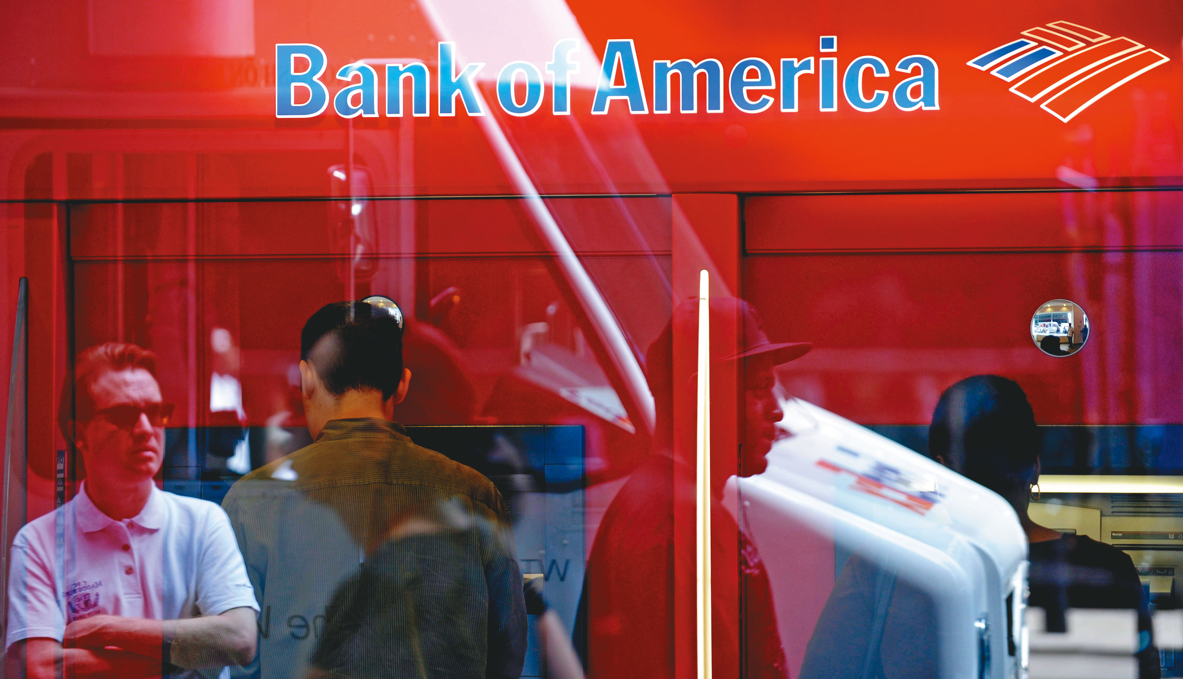 川普挾著龐大行政資源,連任機會高,可留意金融、消費、生技、通訊等大選年受惠股。(東方IC)