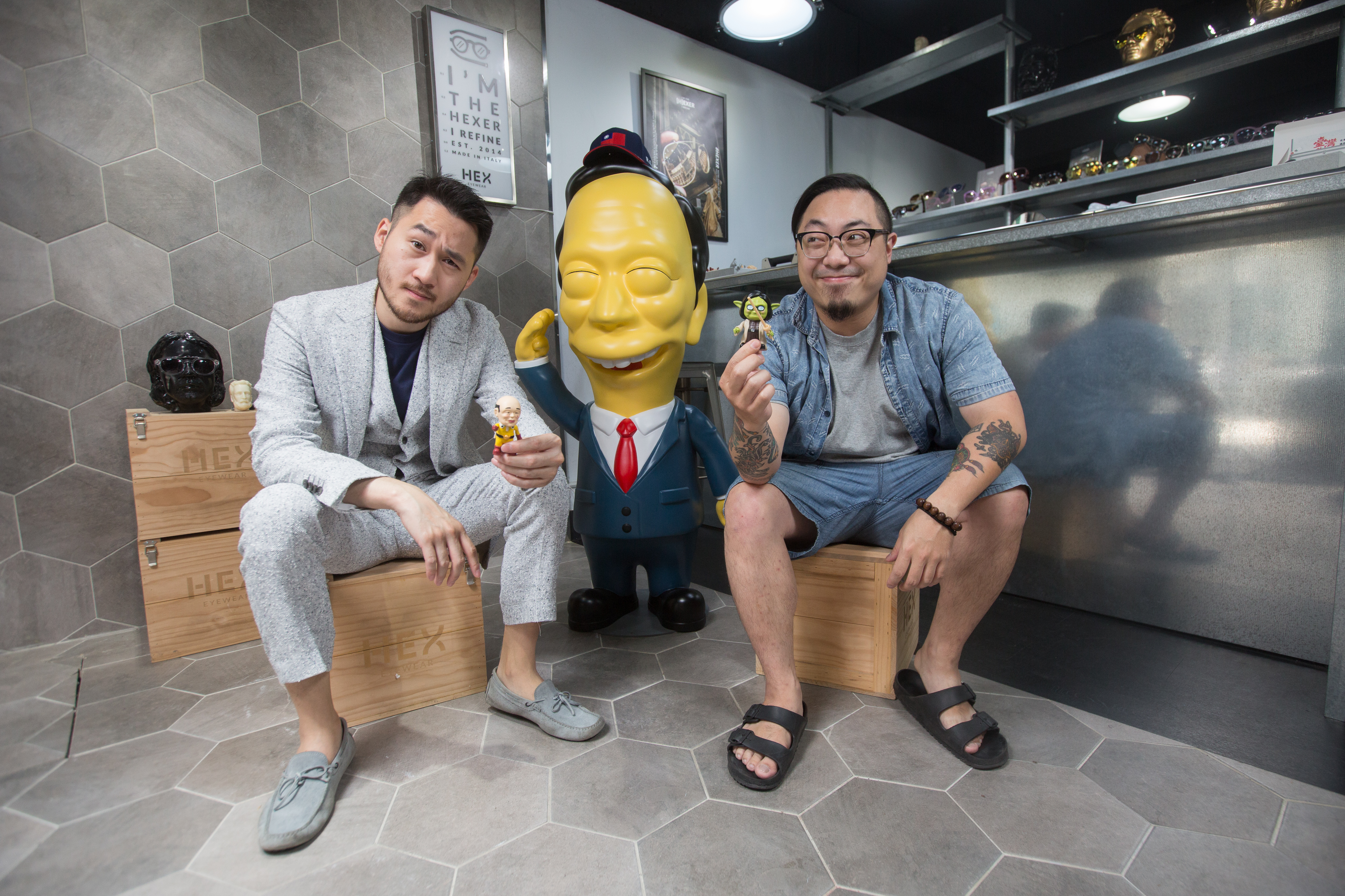 Howie(左)、小包(右)和讓他們尿黃的外掛企業家(中)。