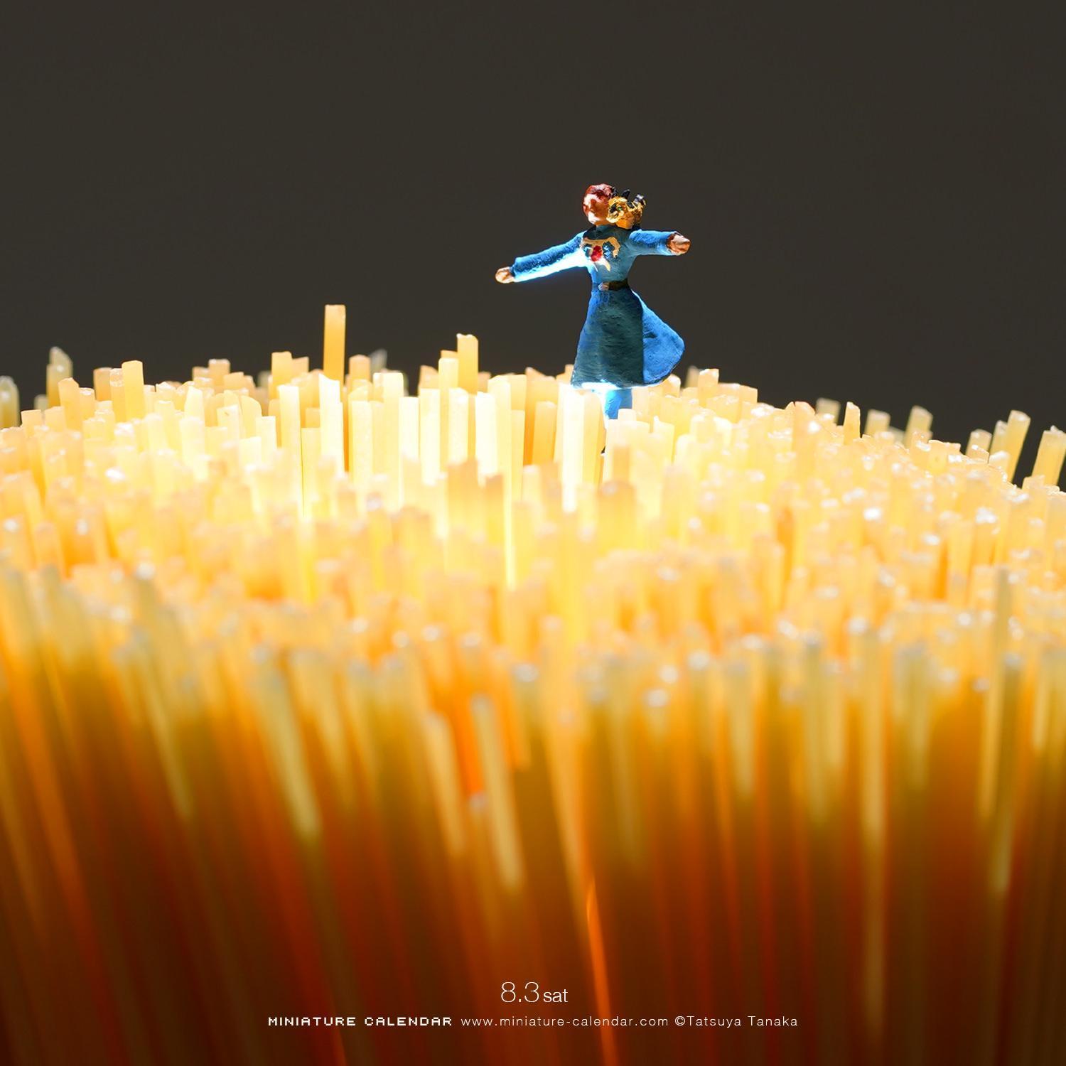 走在田野上的娜烏西卡。（翻攝自MINIATURE CALENDAR）
