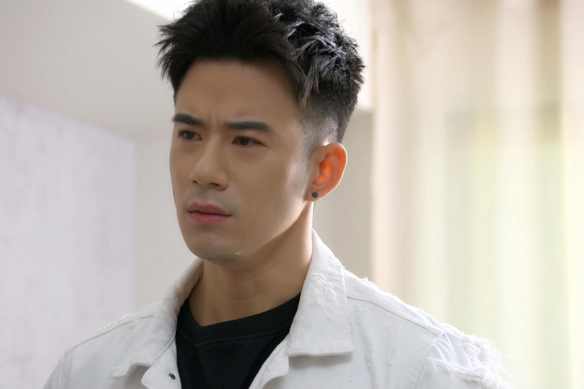 JR紀言愷《美味滿閣》挑戰飾演劈腿人夫，上戲前都要自我催眠。（圖／東森提供）