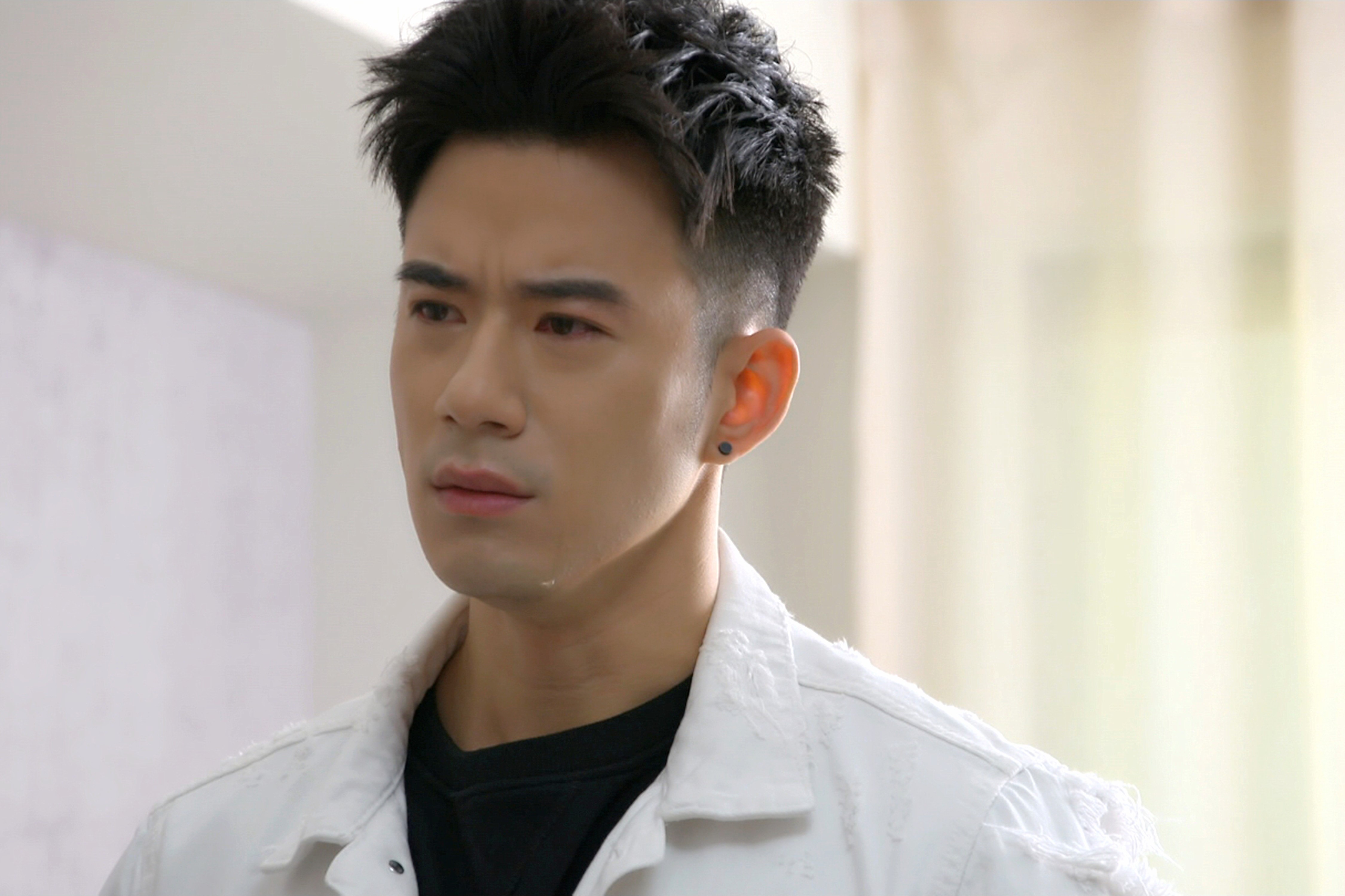 JR紀言愷《美味滿閣》挑戰飾演劈腿人夫，上戲前都要自我催眠。（圖／東森提供）