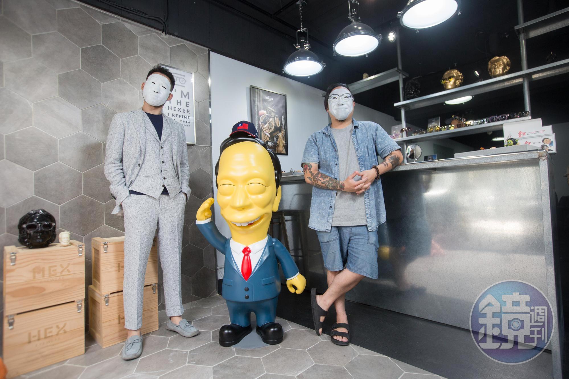 Howie(左)、小包(右)面具版本。