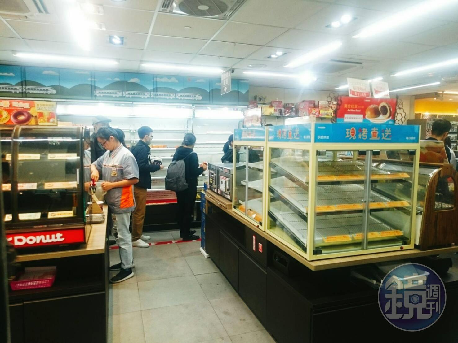 台北車站的便利商店，食物被返鄉投票的民眾買光。（讀者提供）