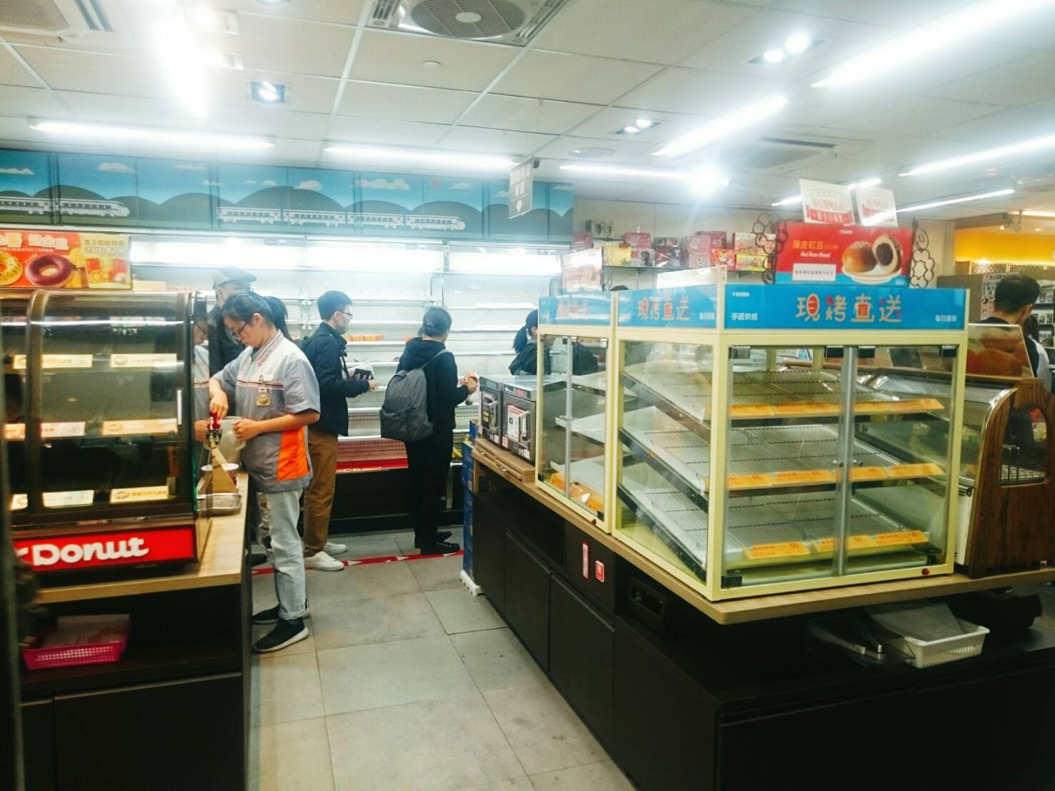 台北車站的便利商店，食物被返鄉投票的民眾買光。（讀者提供）