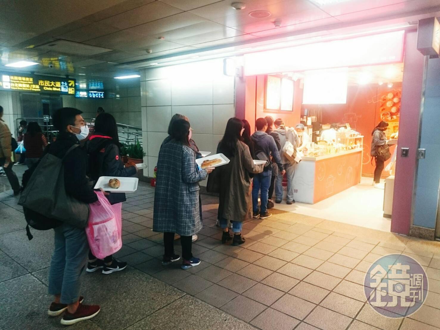麵包店外也大排長龍。（讀者提供）