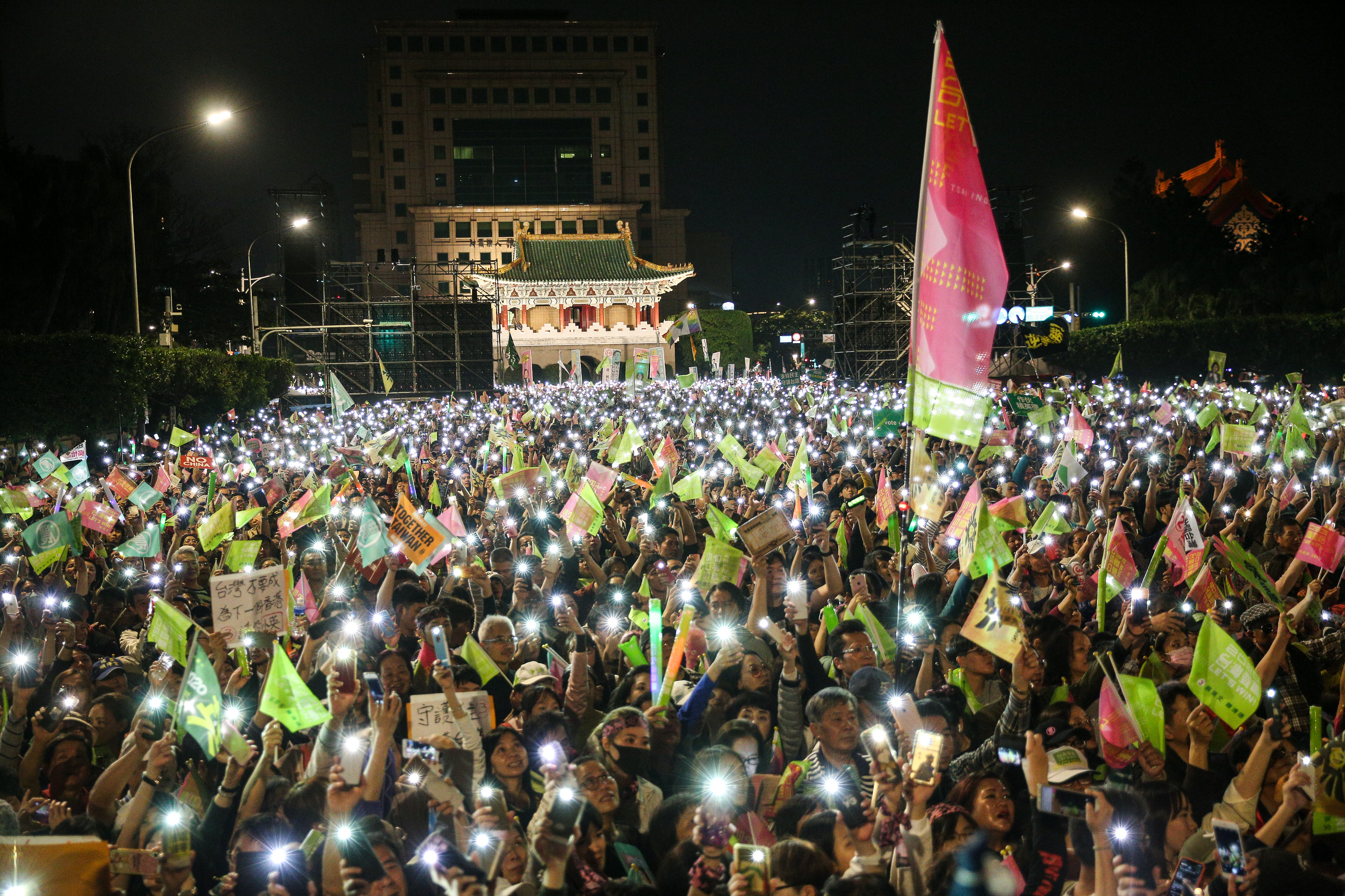 民進黨凱道造勢場，支持者不斷從台大醫院捷運站方向湧入。 