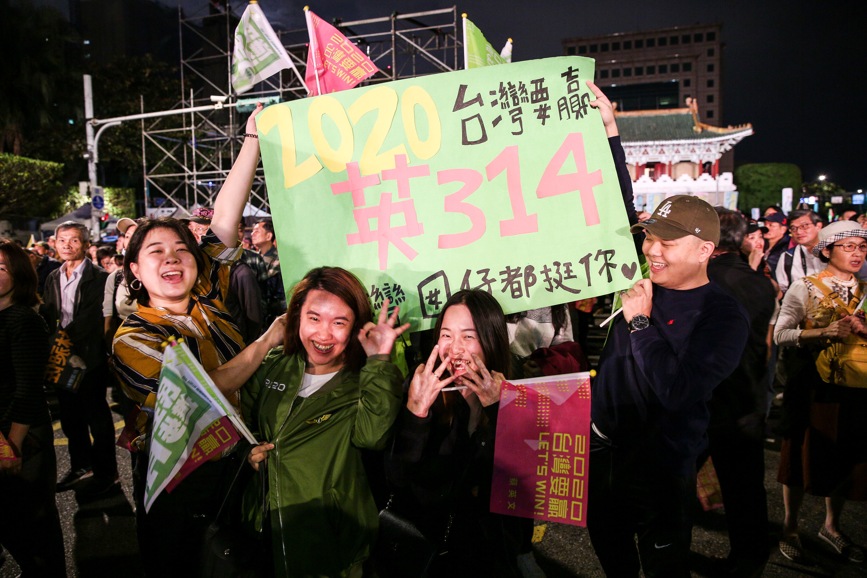 支持者高舉加油牌，為民進黨總統候選人打氣。