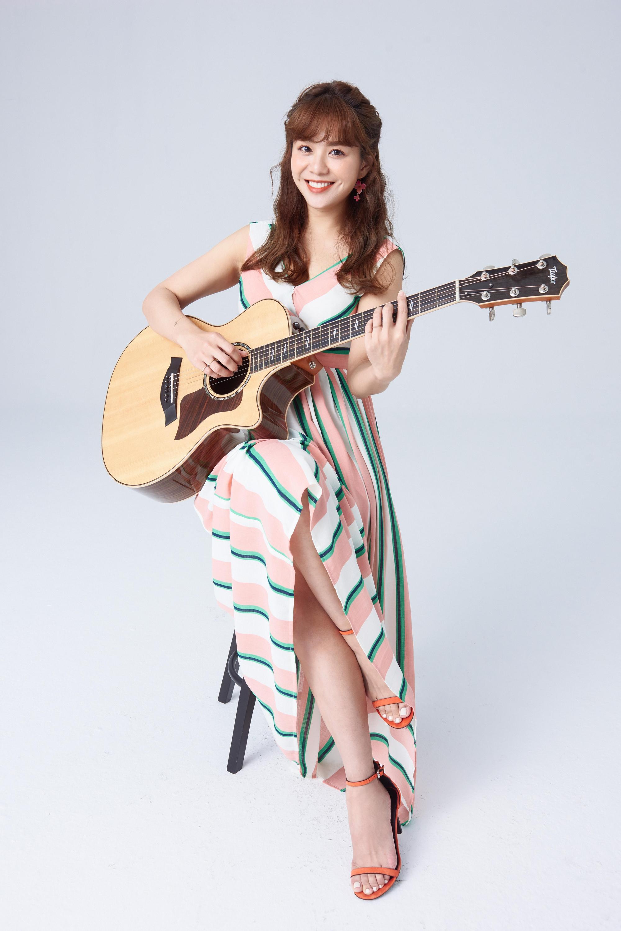 為了突顯作品,每首歌曲裡都由紀儀羚演奏木吉他。(禾酷音樂提供)
