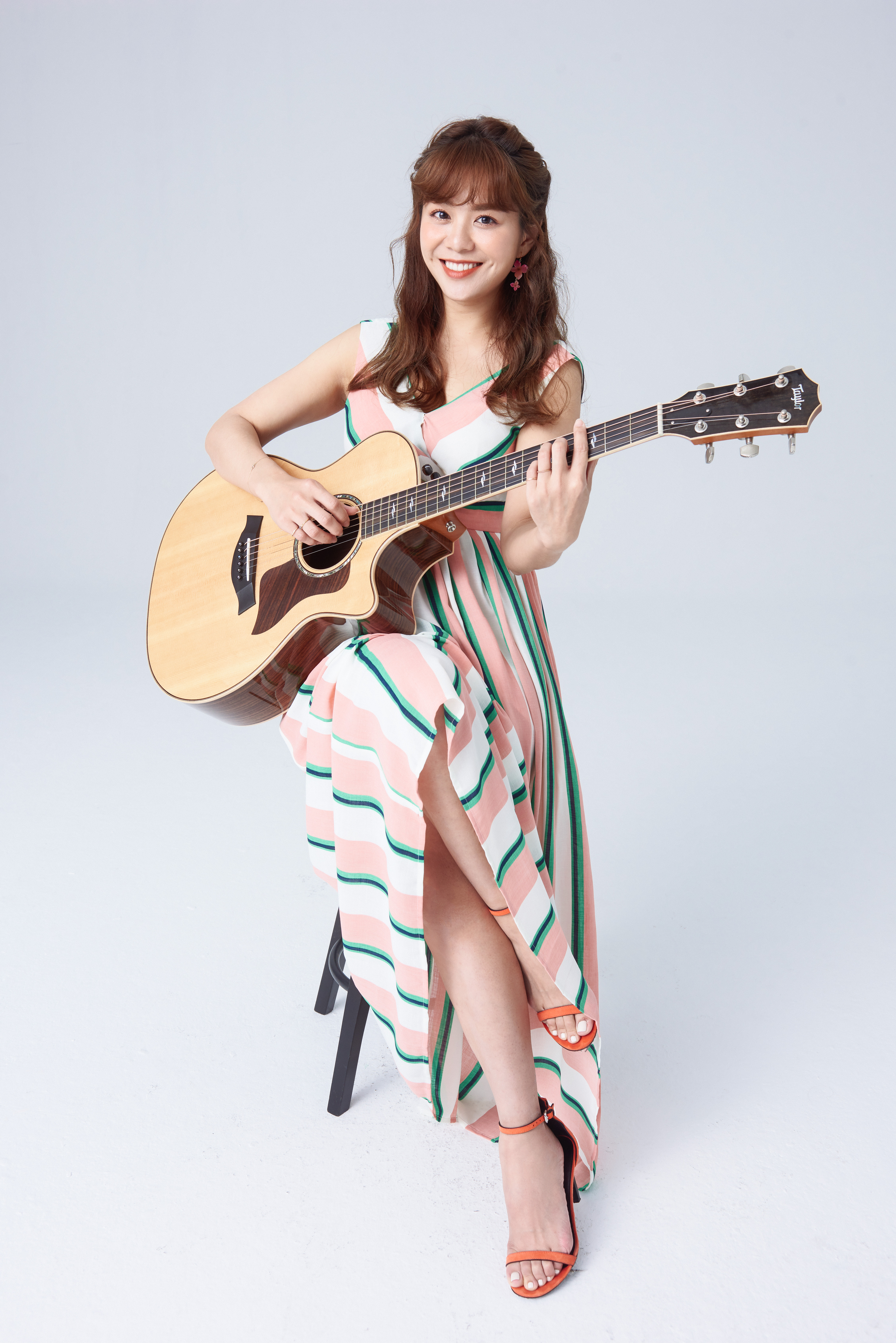 為了突顯作品,每首歌曲裡都由紀儀羚演奏木吉他。(禾酷音樂提供)