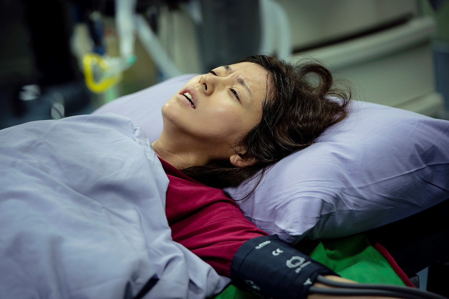 林予晞在劇中緊急剖腹產，躺在手術檯時忍不住發抖。（圖／TVBS提供）