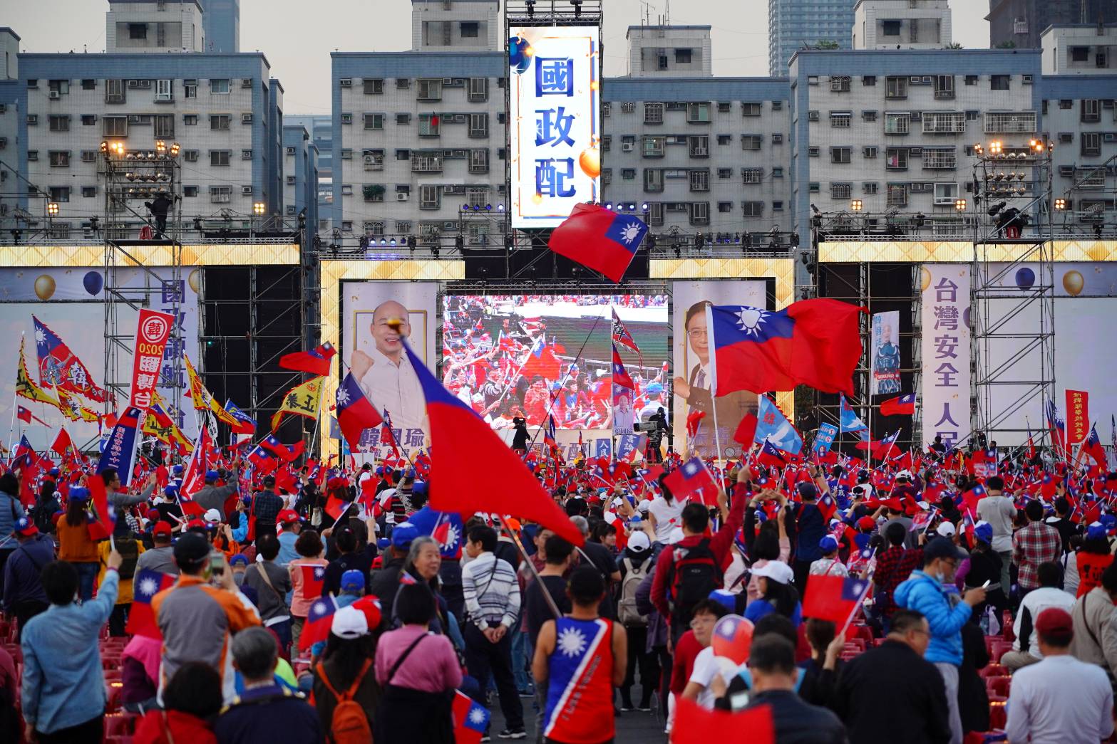 韓國瑜於高雄夢時代廣場舉行選前之夜，許多支持者穿著國旗裝、揮舞國旗，台下旗海飄揚。