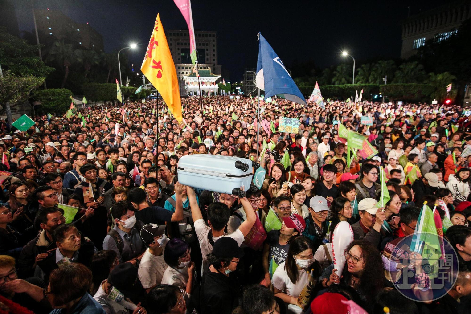 選前的最後一夜,有民眾帶著行李箱前往支持的候選人造勢場合力挺,之後還要趕車回家投票。