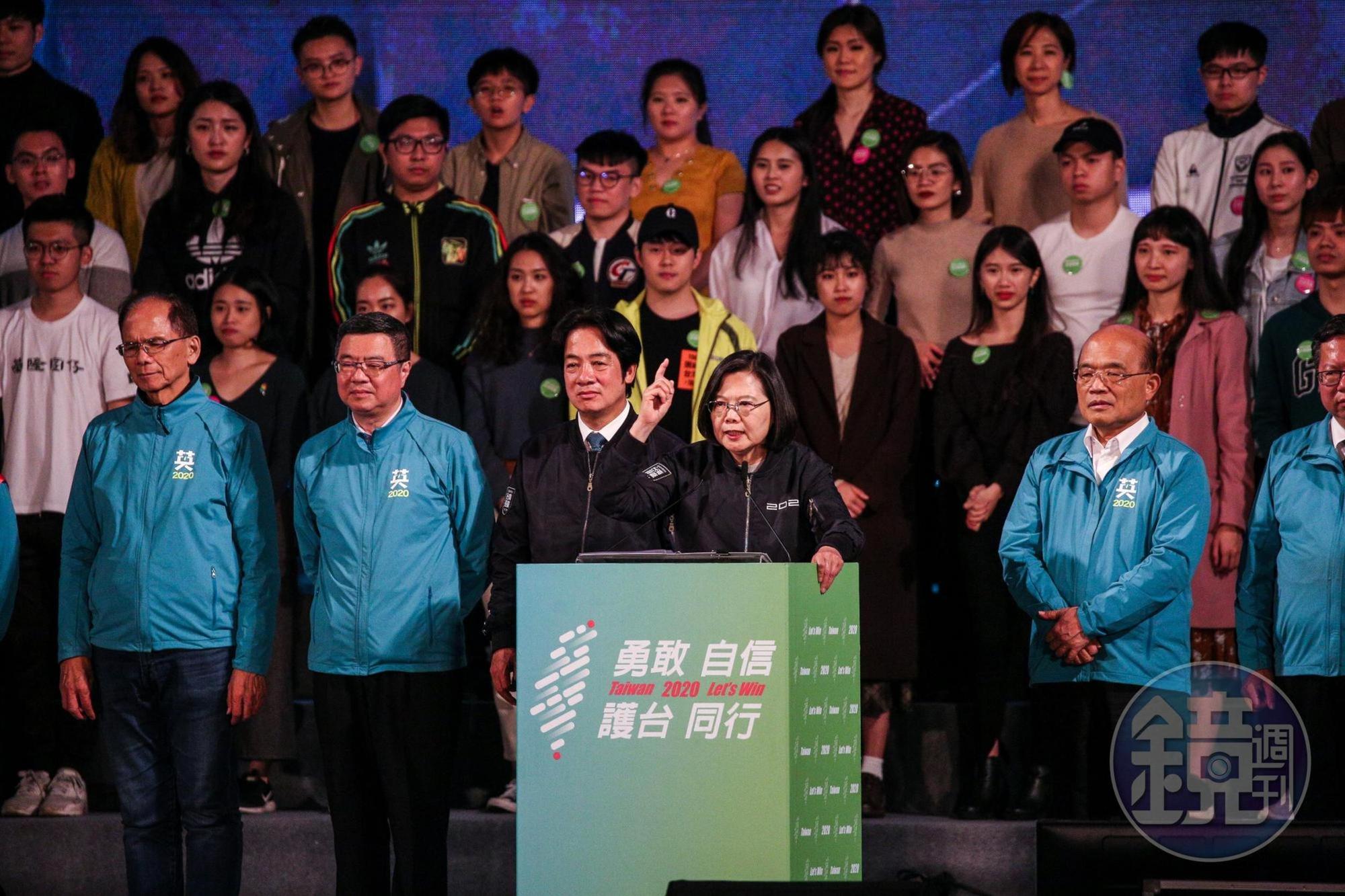 蔡英文表示,身為台灣隊長,要對台灣隊友發出任務訊號,明天上午8點到下午4點,所有的人都要出來投票。