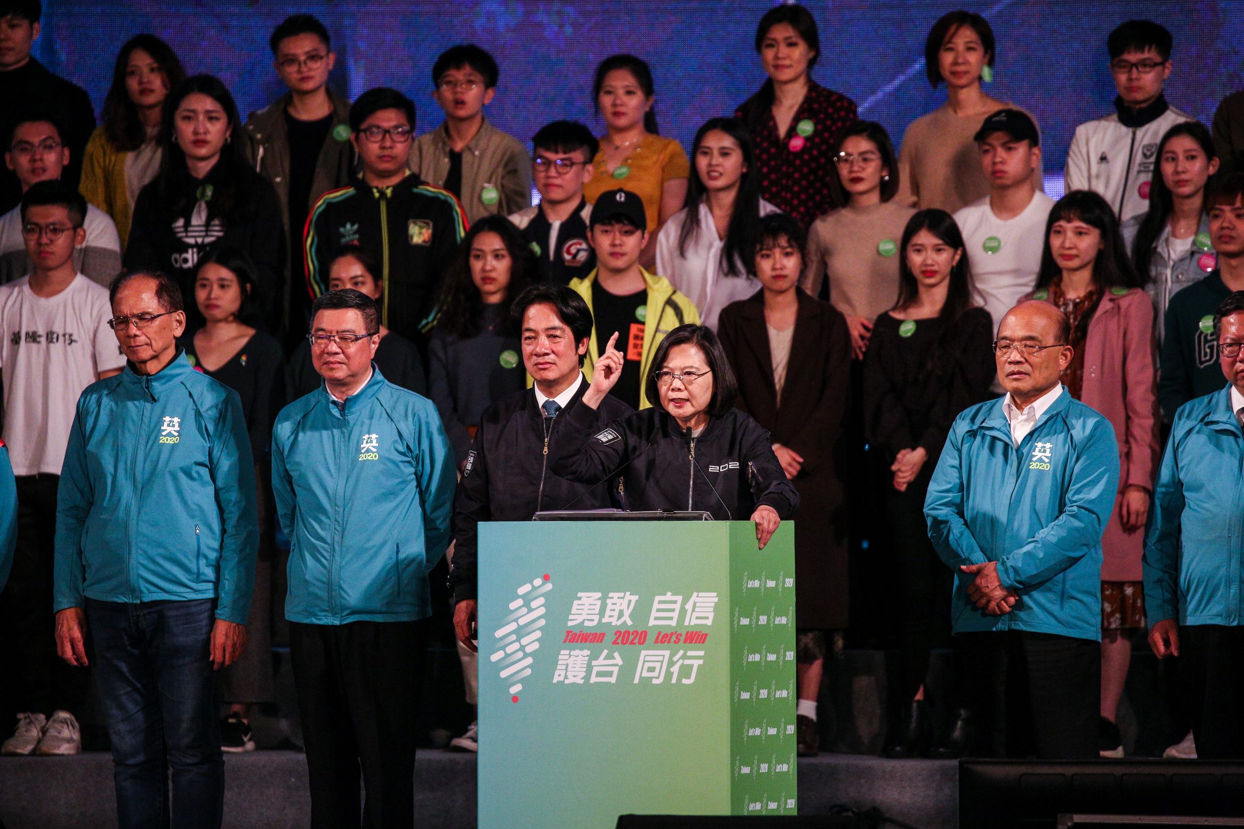 蔡英文表示，身為台灣隊長，要對台灣隊友發出任務訊號，明天上午8點到下午4點，所有的人都要出來投票。