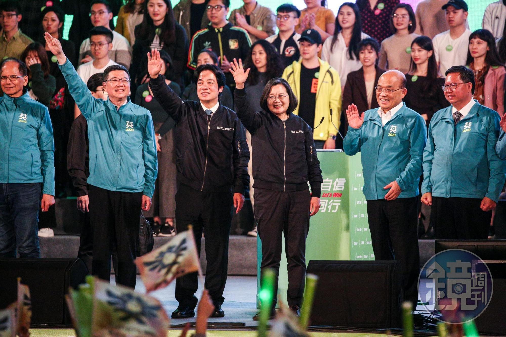 總統候選人蔡英文和副總統候選人賴清德同台為民進黨催票。