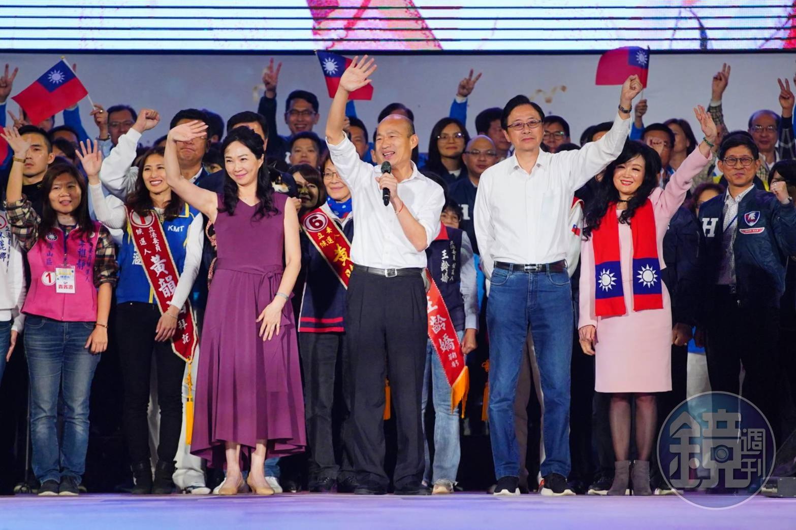 國民黨總統候選人韓國瑜和副總統候選人張善政同台催票。