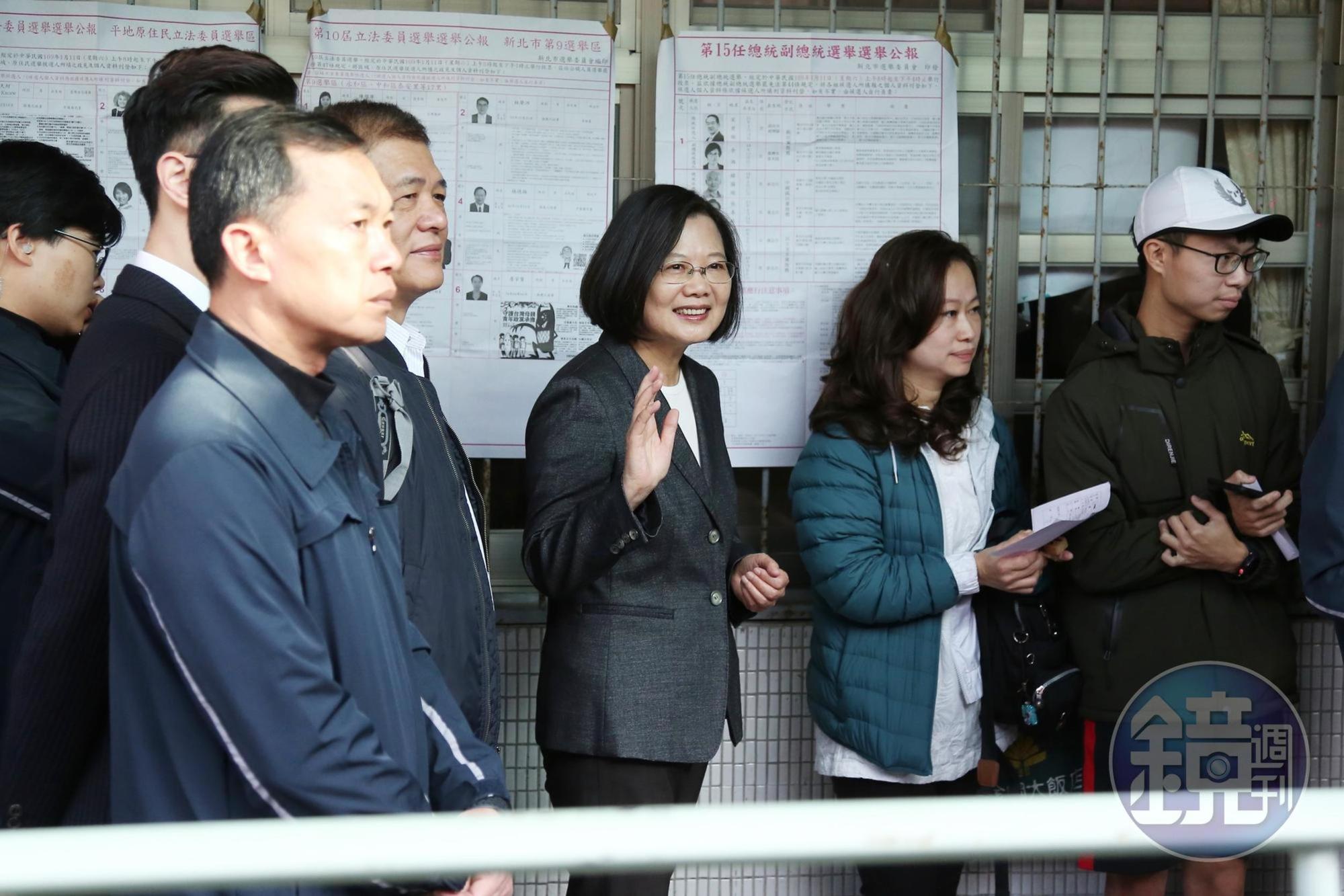 蔡英文早上現身永和投下神聖一票。